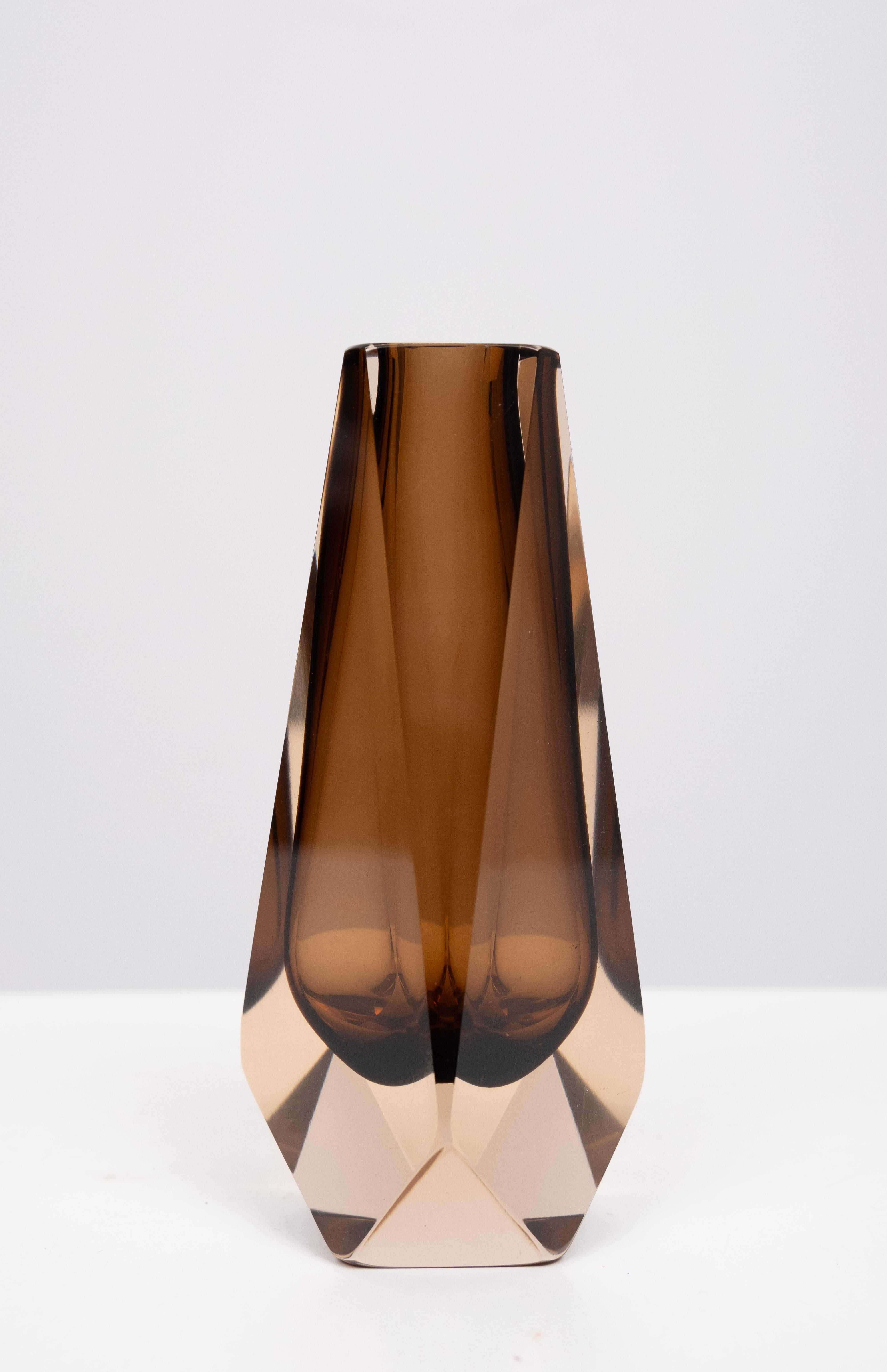 Eine atemberaubende italienische Murano sommerso Brown Vase mit von Luigi Mandruzzato aus dem 20. Jahrhundert.  hat einen flachen, gewinkelten Facettenschliff und ein braunes Glas in der Mitte, das von einem dicken Klarglaskörper umgeben ist. Die