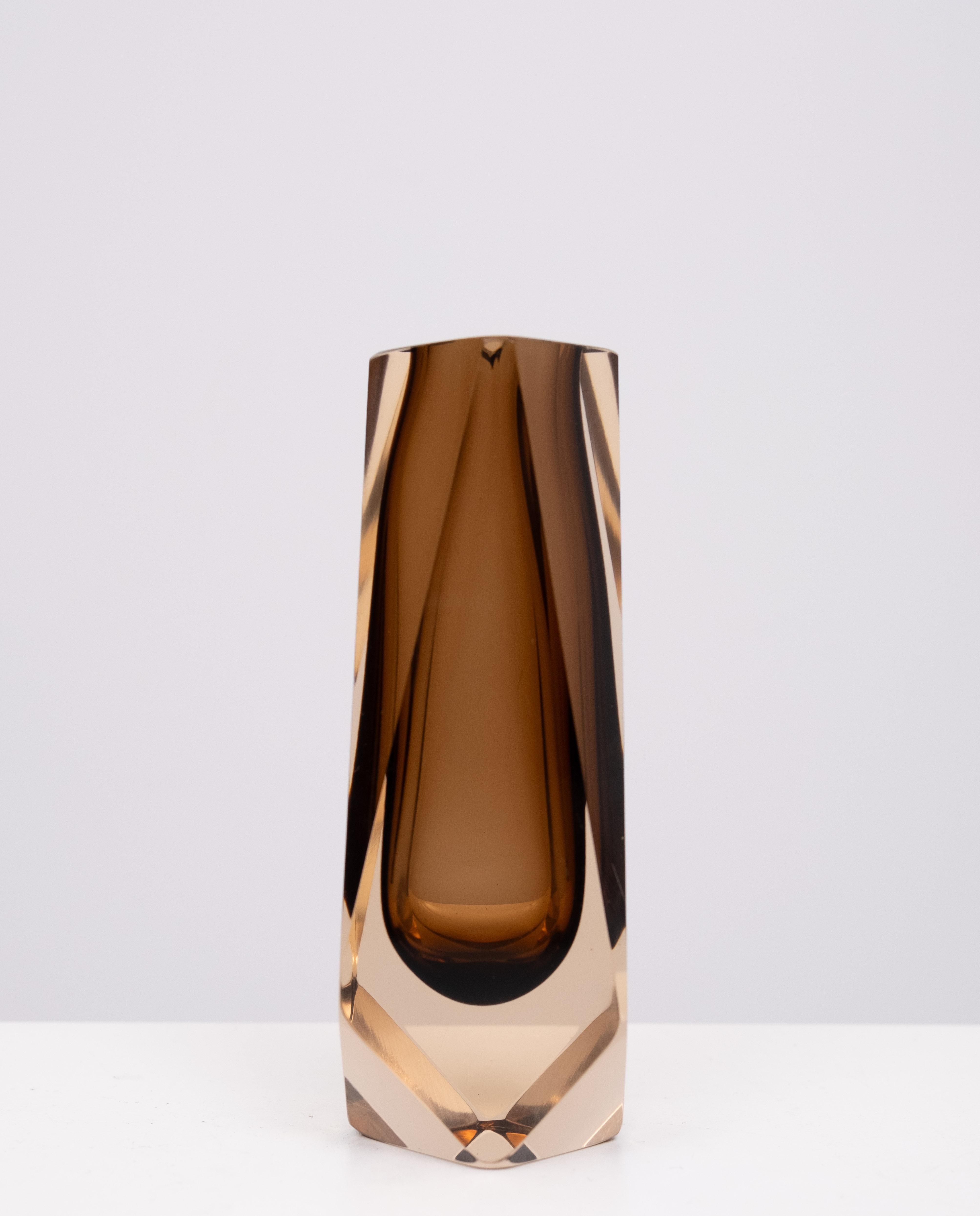 Murano Italienisch Luigi Mandruzzato  Braun  Vase aus Kunstglas mit Facettenschliff 1960er Jahre (Moderne der Mitte des Jahrhunderts) im Angebot