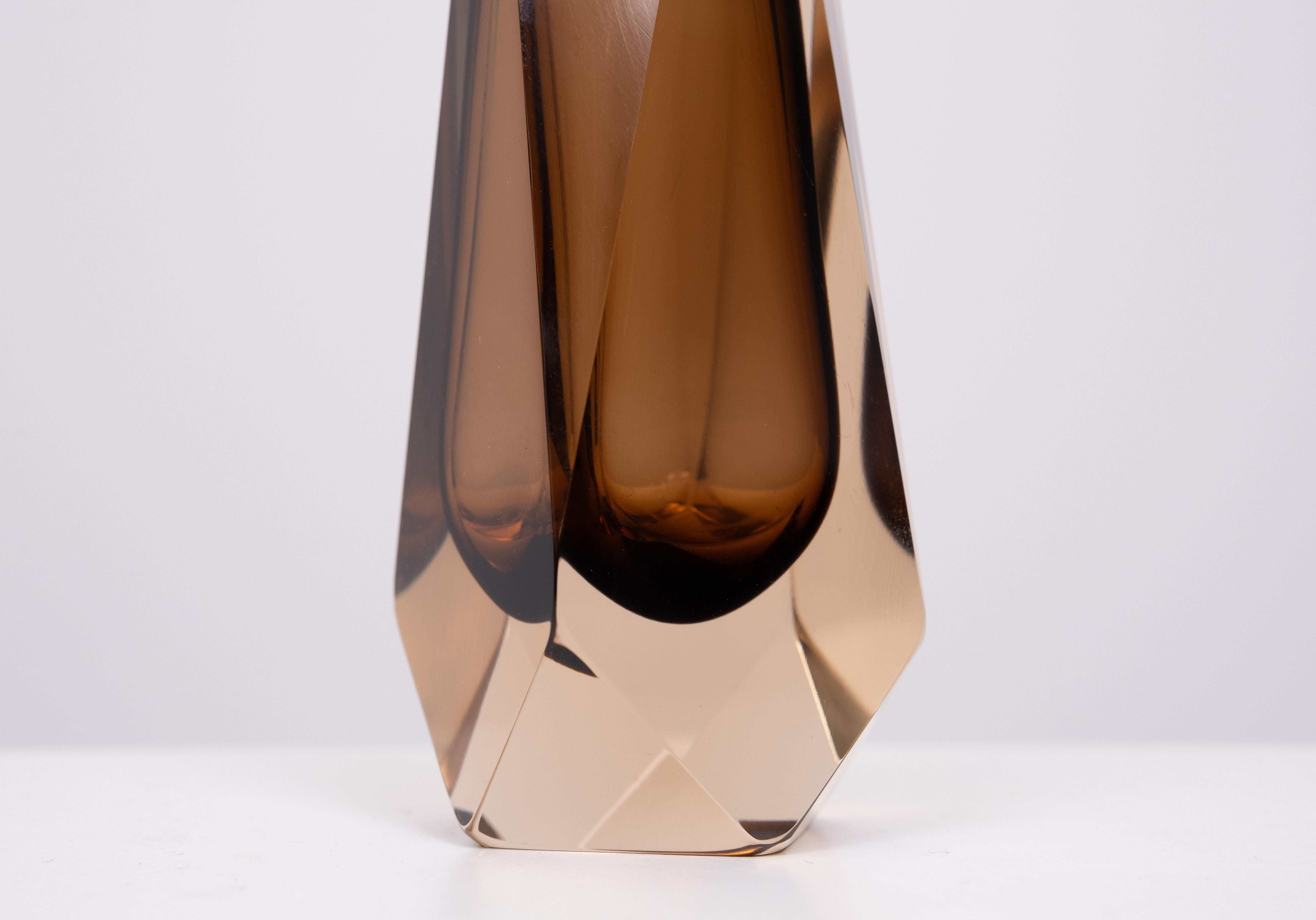 Murano Italienisch Luigi Mandruzzato  Braun  Vase aus Kunstglas mit Facettenschliff 1960er Jahre (Mitte des 20. Jahrhunderts) im Angebot