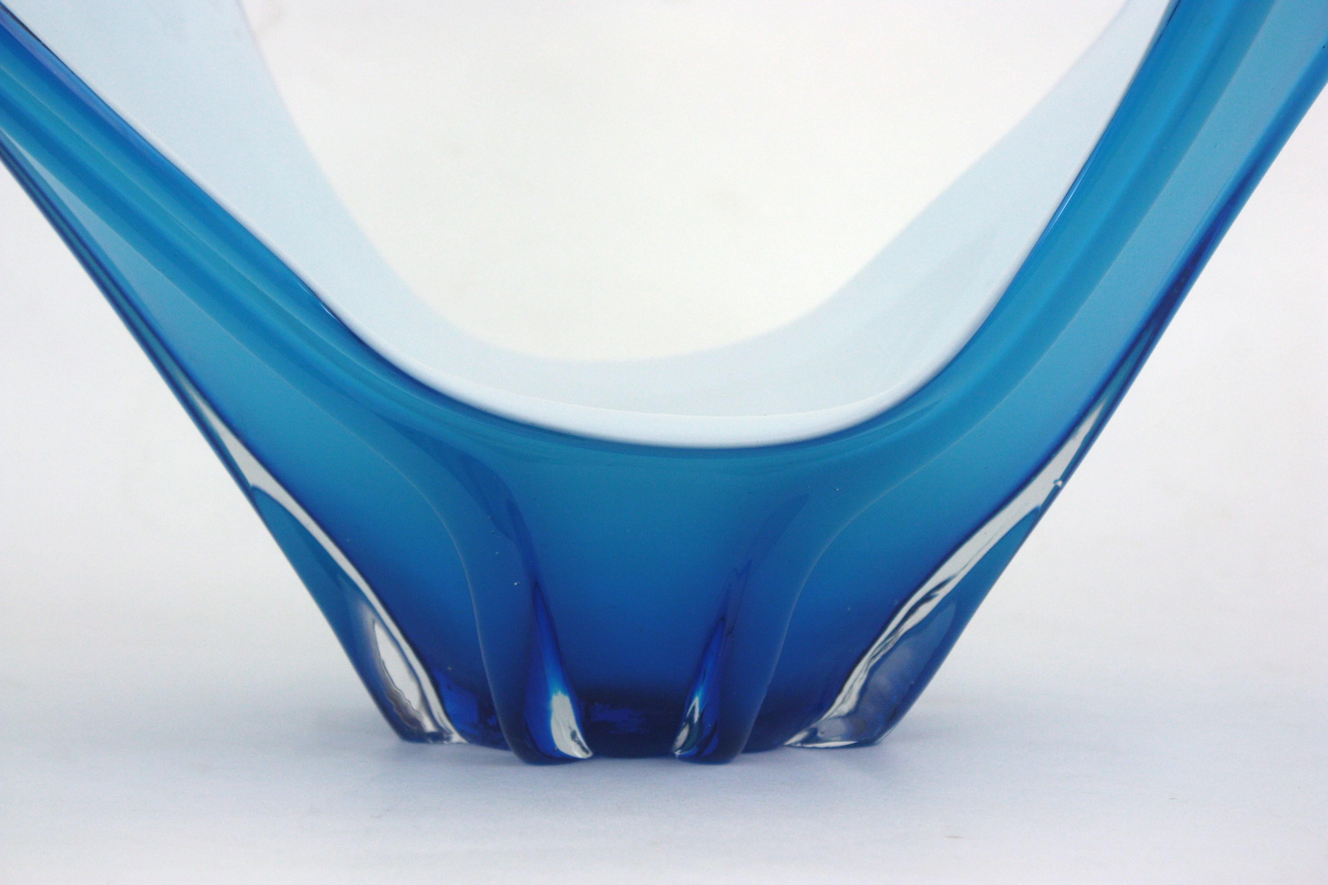 Florero de cristal blanco azul modernista italiano de Murano en venta 2