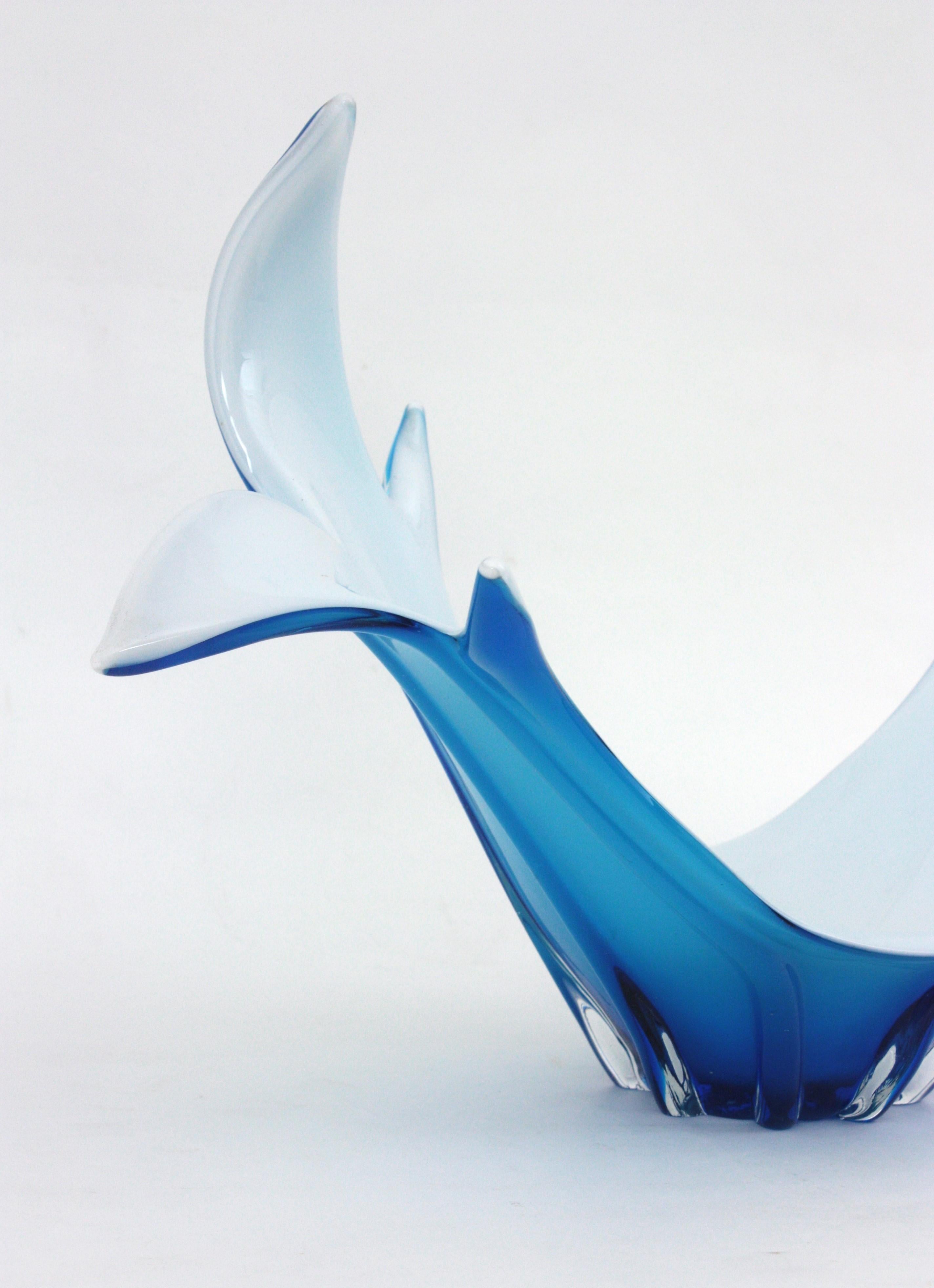 Florero de cristal blanco azul modernista italiano de Murano en venta 3