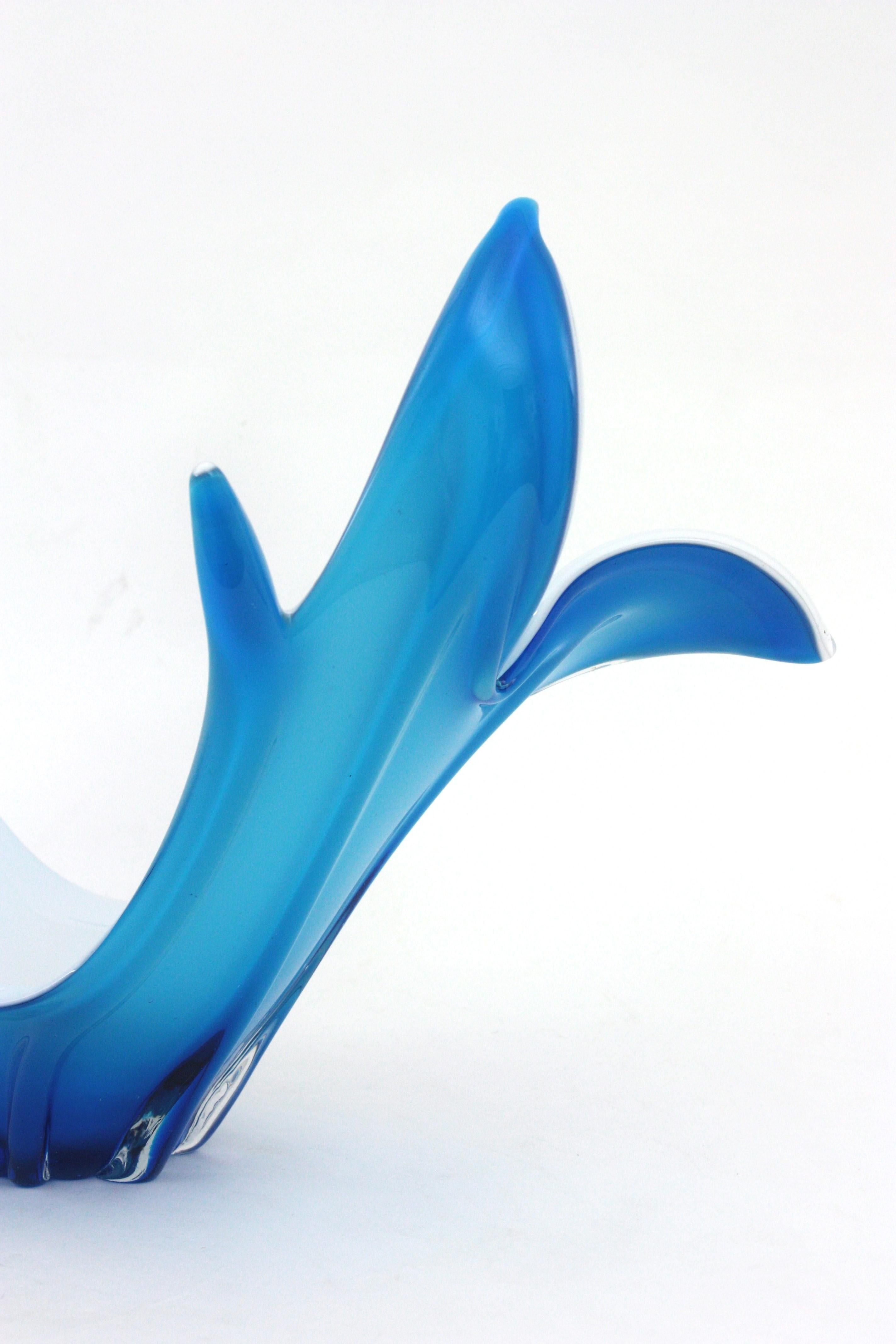 Florero de cristal blanco azul modernista italiano de Murano en venta 4