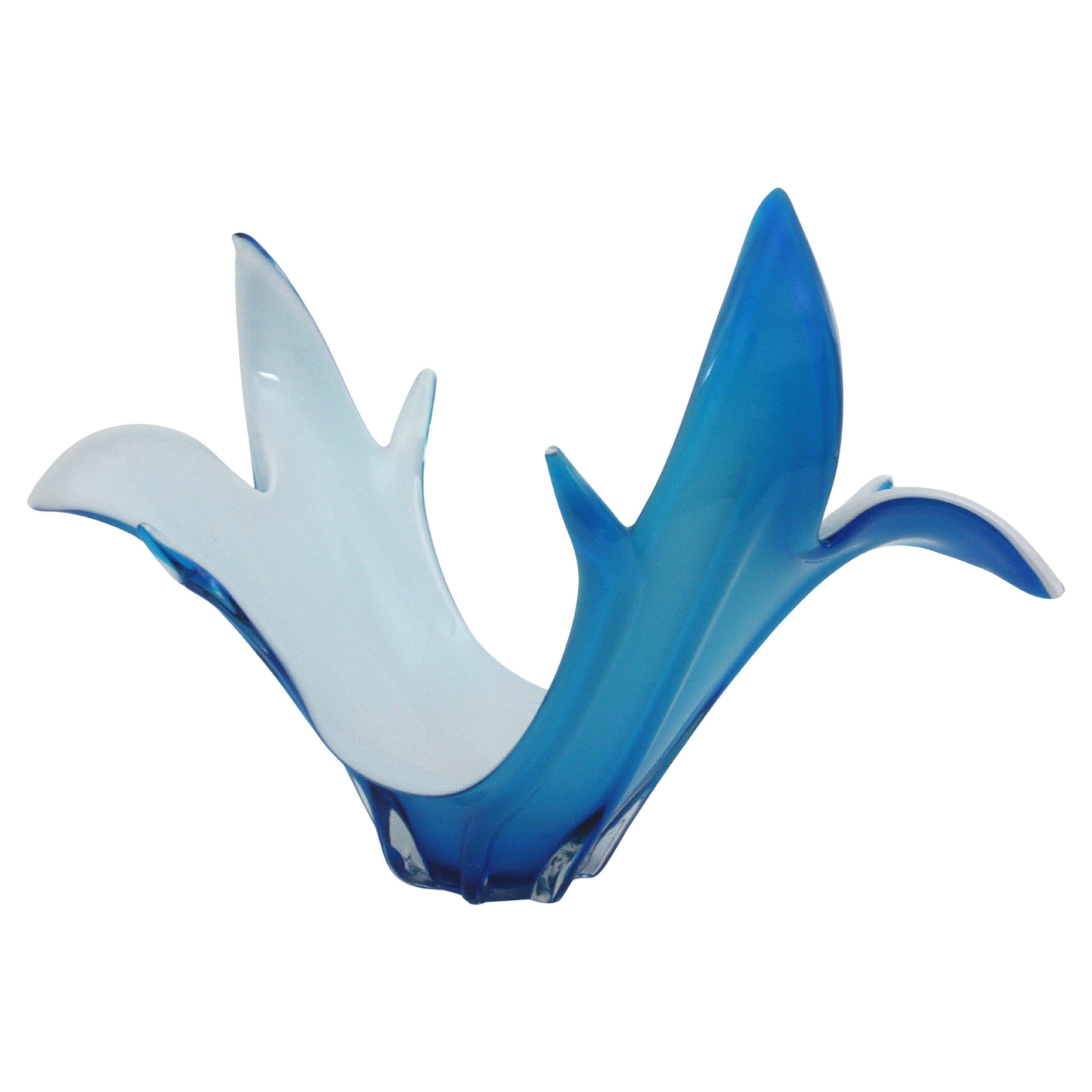 Florero de cristal blanco azul modernista italiano de Murano en venta 5