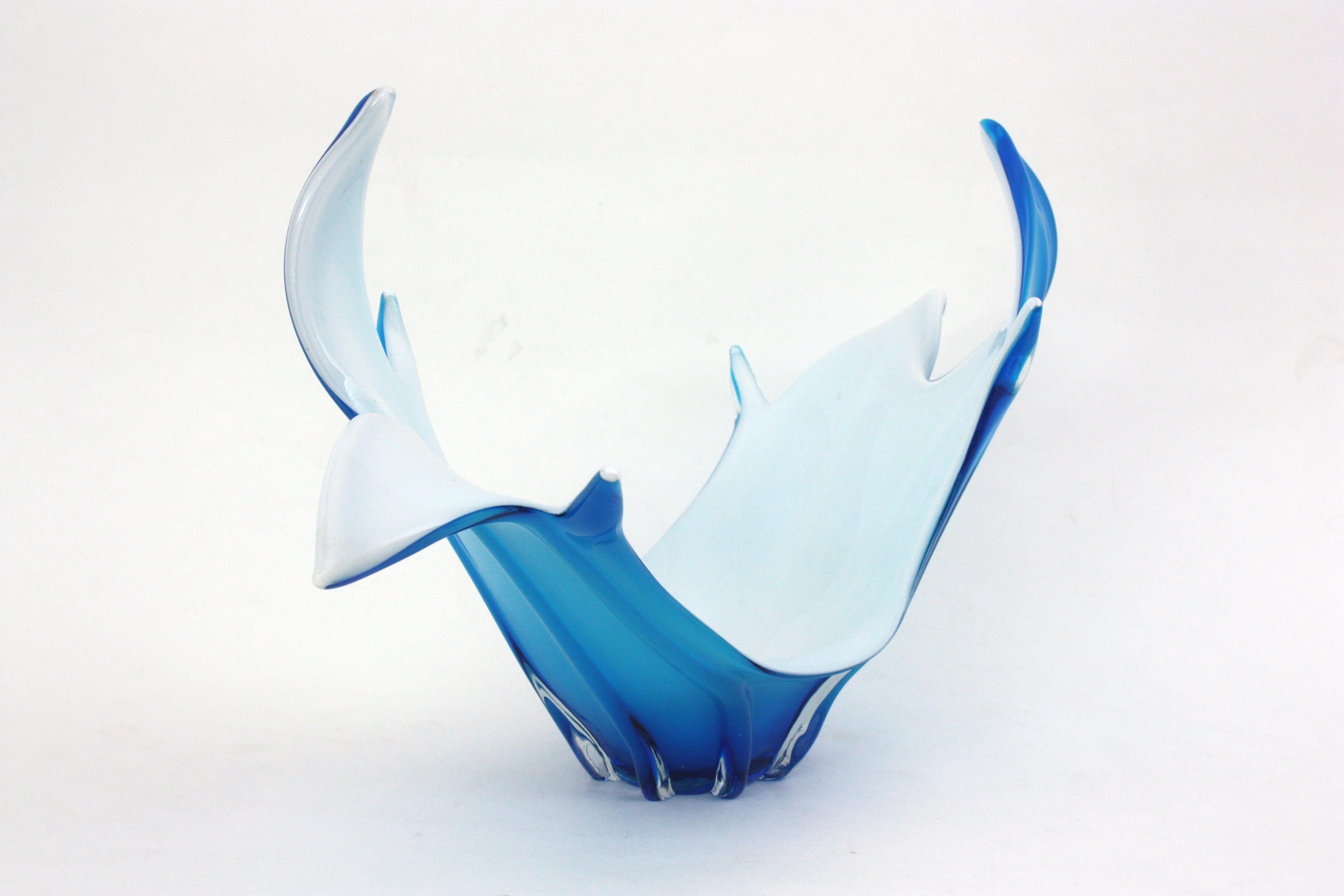 Florero de cristal blanco azul modernista italiano de Murano Moderno de mediados de siglo en venta