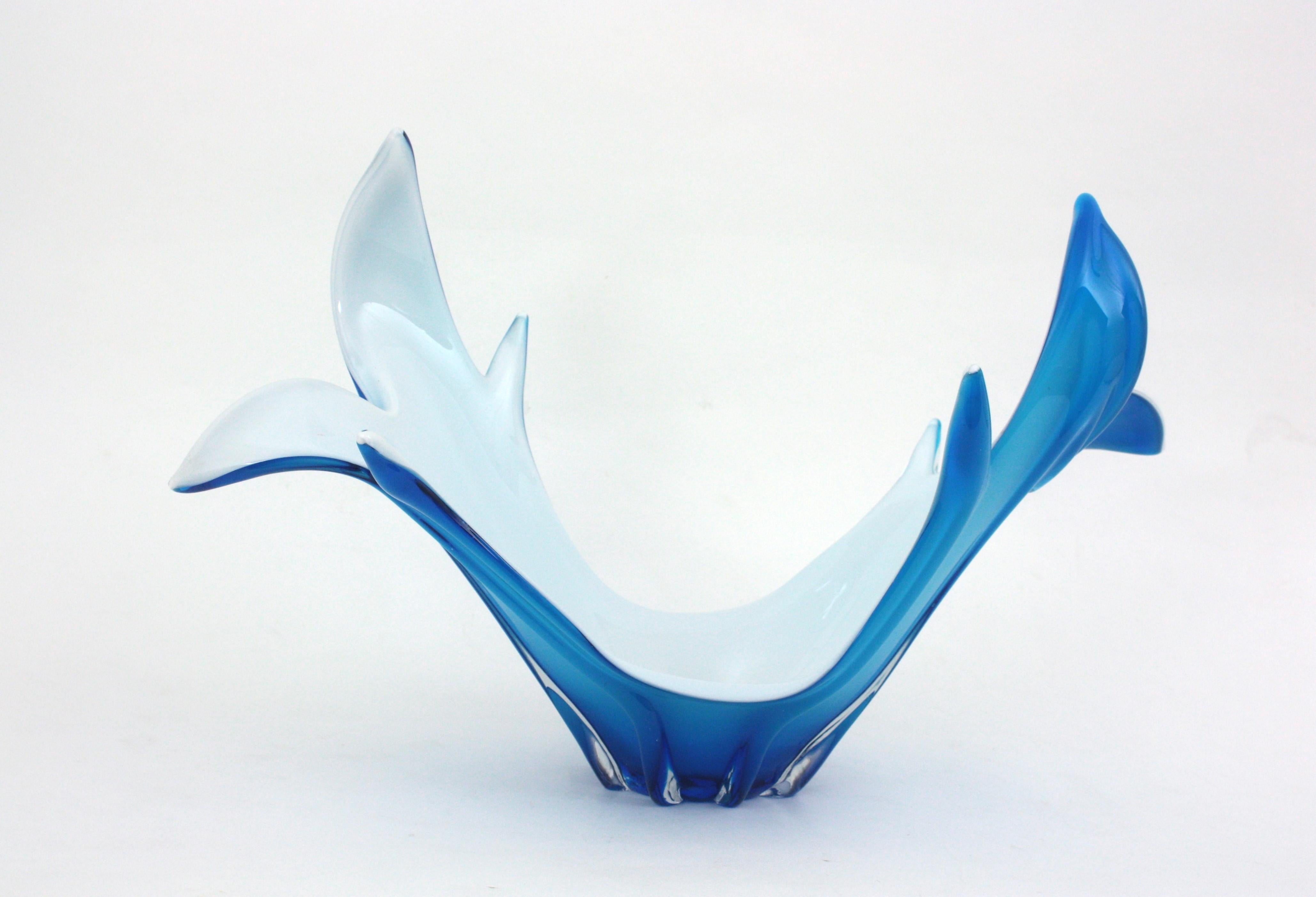 Florero de cristal blanco azul modernista italiano de Murano Italiano en venta
