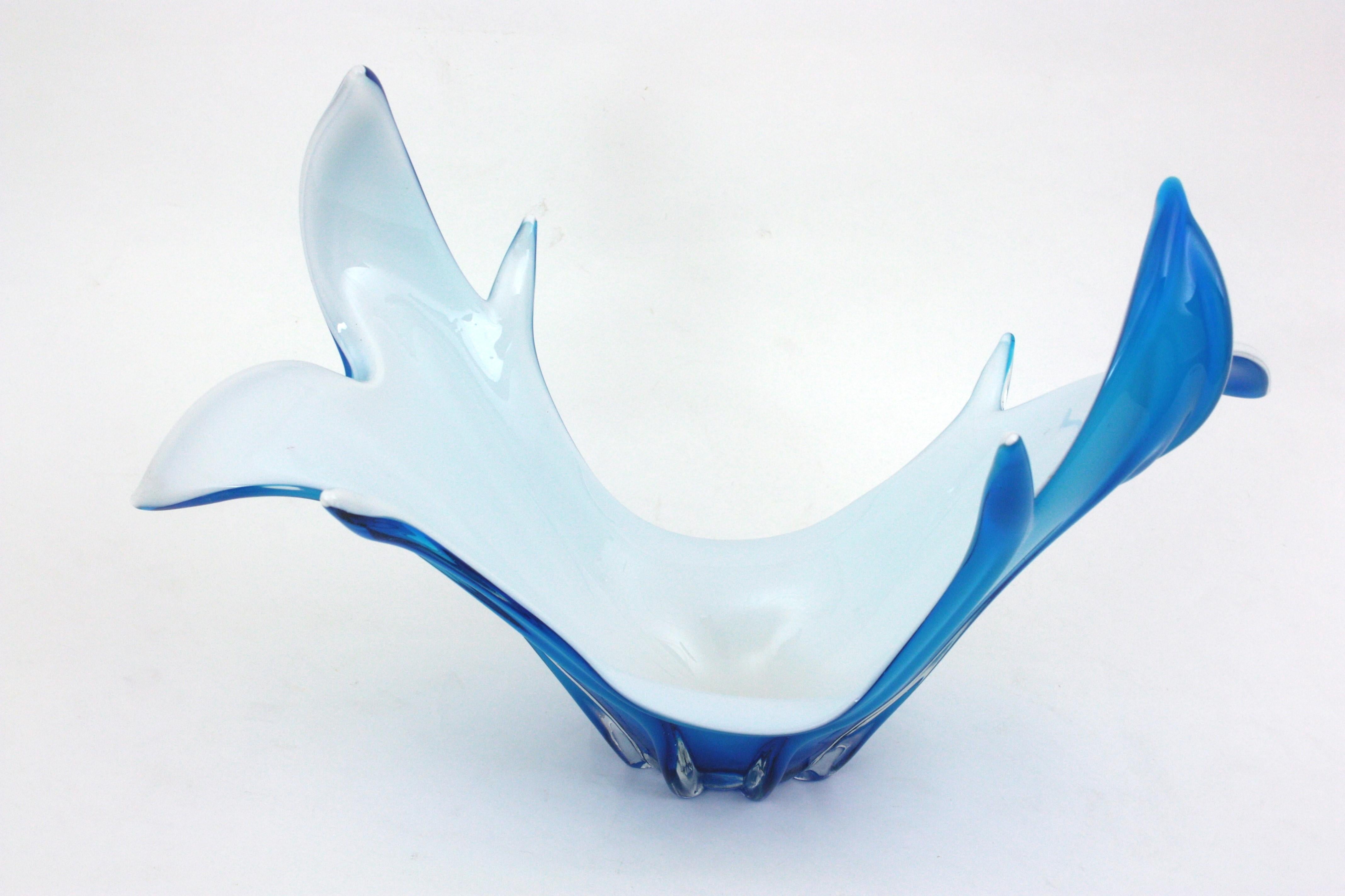 Florero de cristal blanco azul modernista italiano de Murano en Bueno estado para la venta en Barcelona, ES
