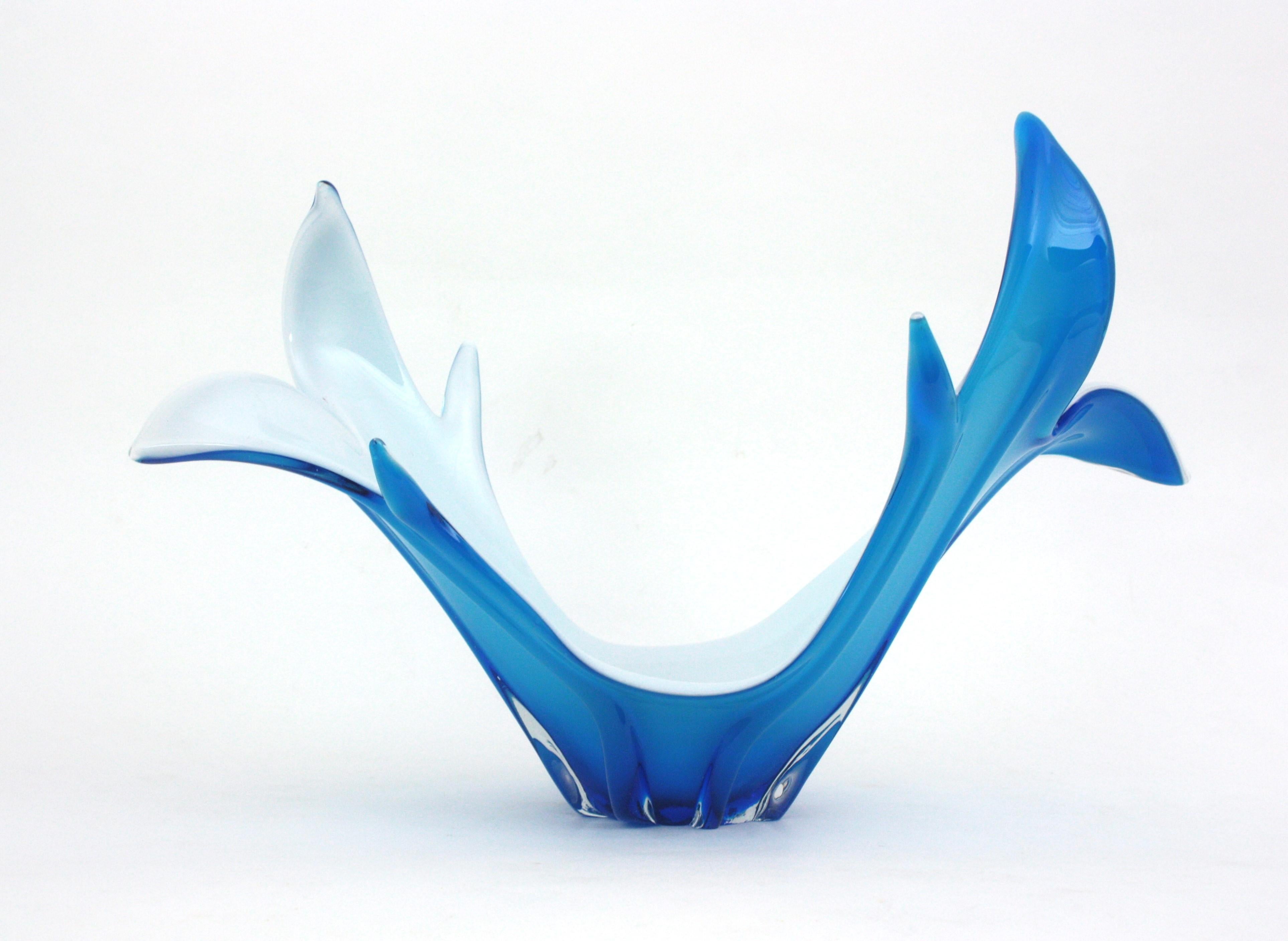 Florero de cristal blanco azul modernista italiano de Murano siglo XX en venta