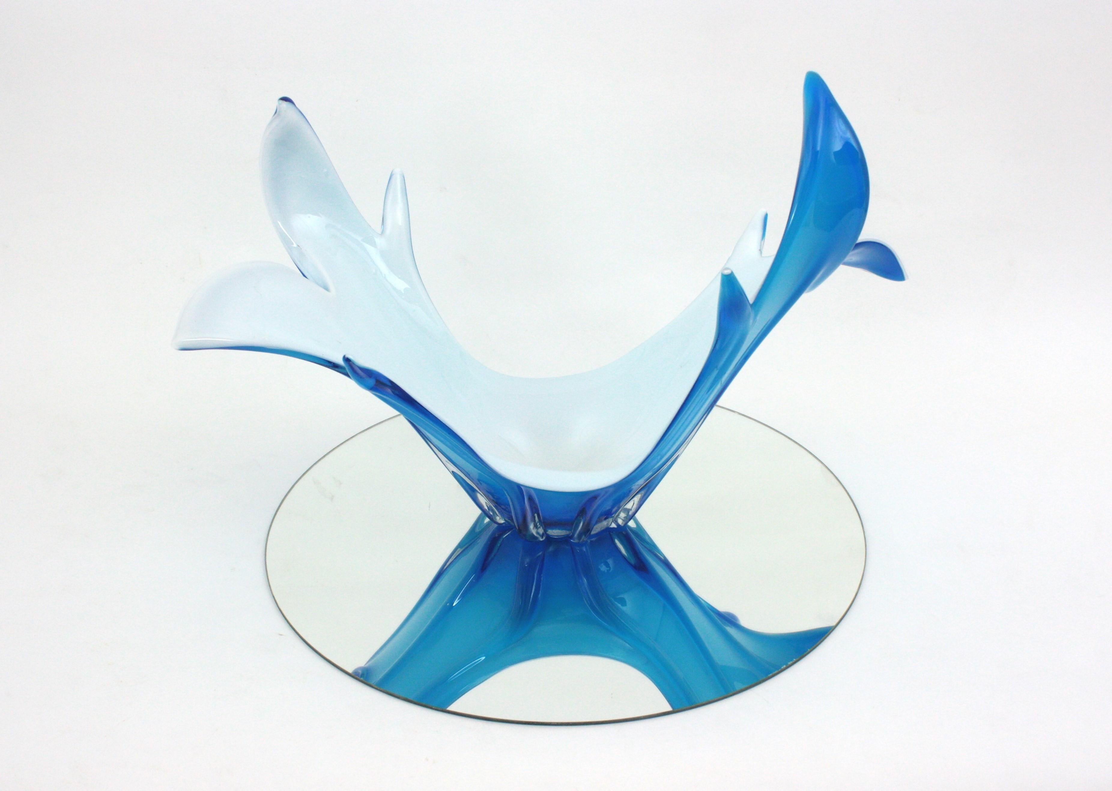 Florero de cristal blanco azul modernista italiano de Murano Vidrio artístico en venta