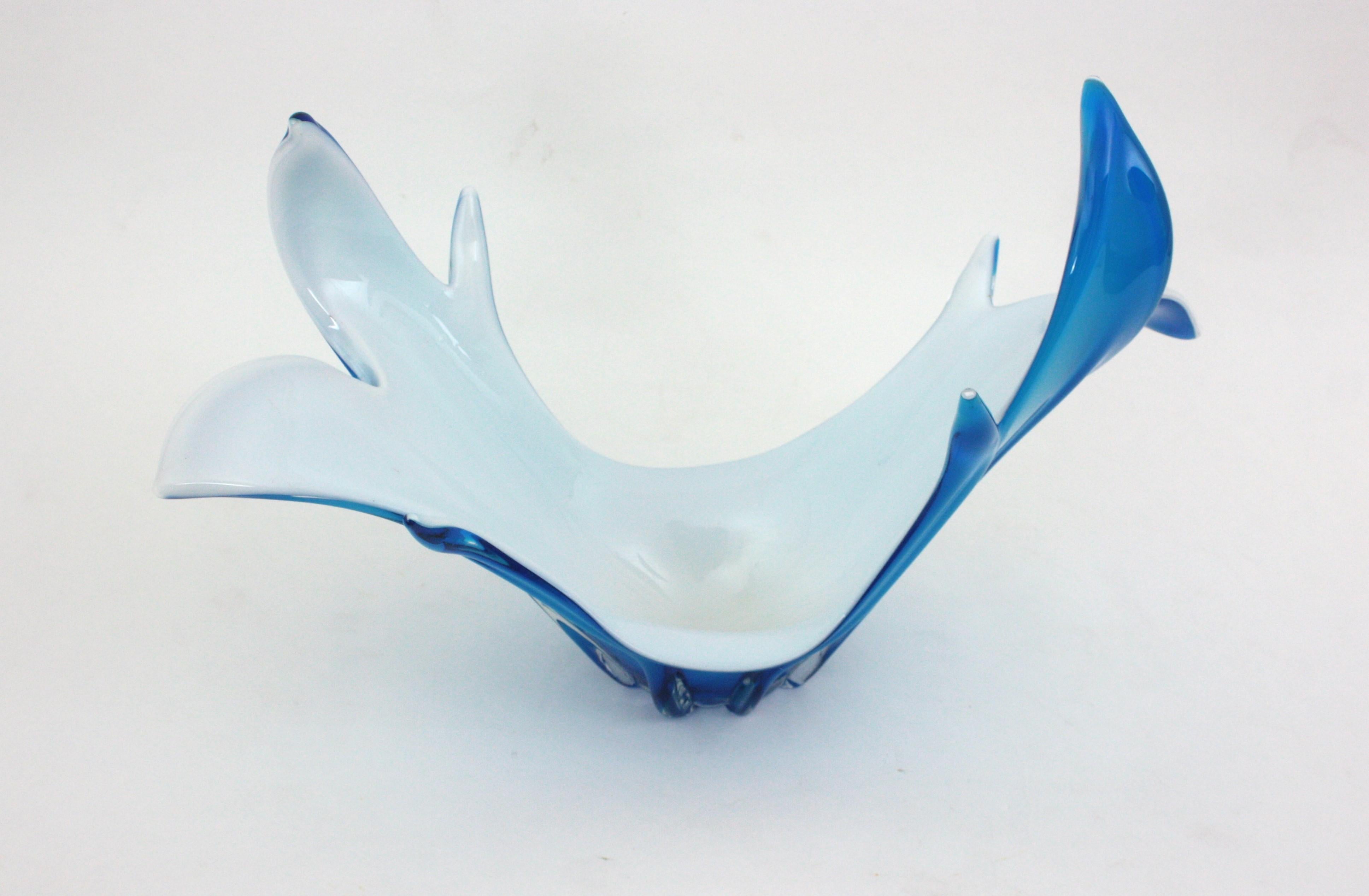 Florero de cristal blanco azul modernista italiano de Murano en venta 1