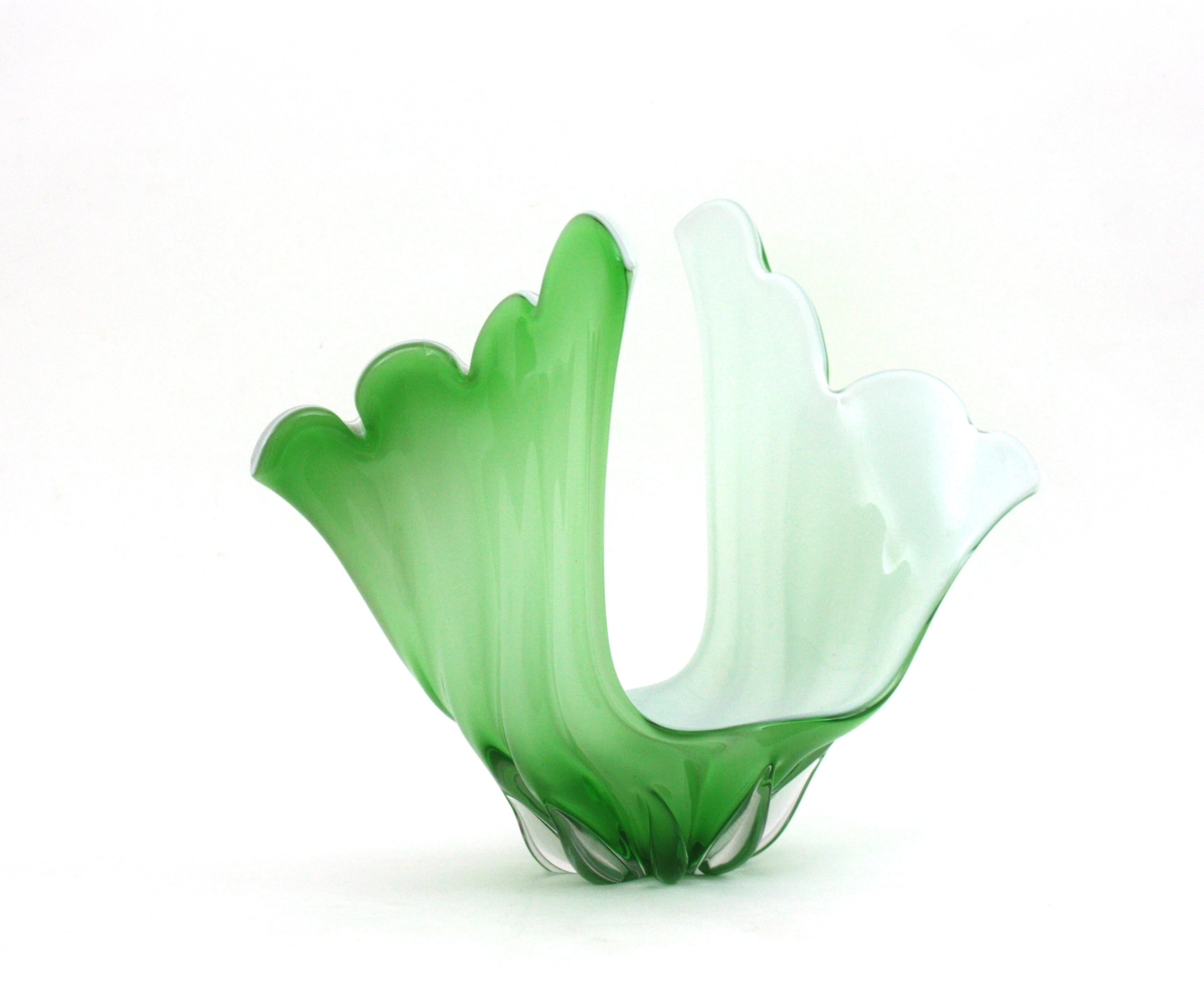 Murano Italian Modernist Green White Glass Centerpiece Vase en venta 5
