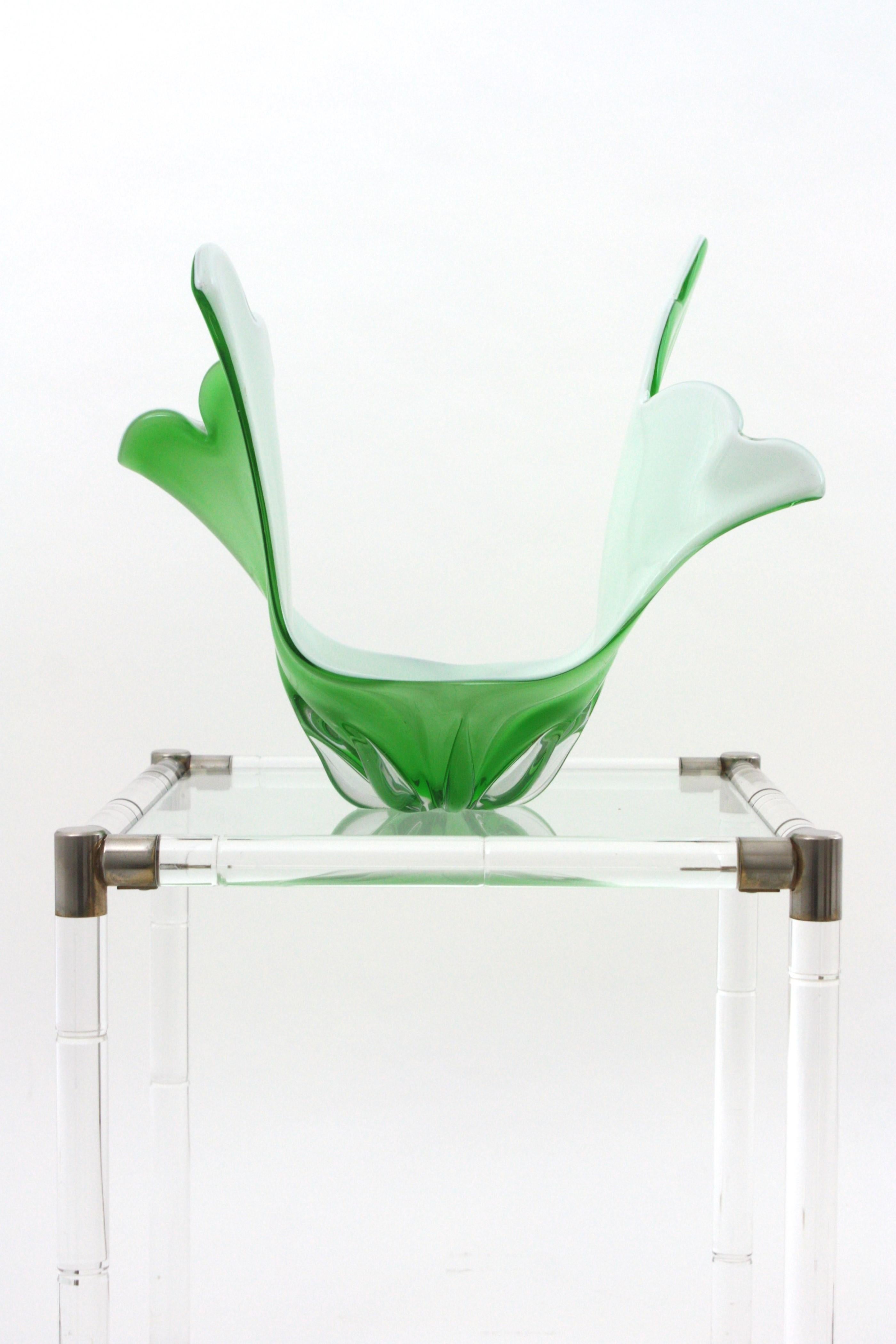 Murano Italian Modernist Green White Glass Centerpiece Vase en venta 2