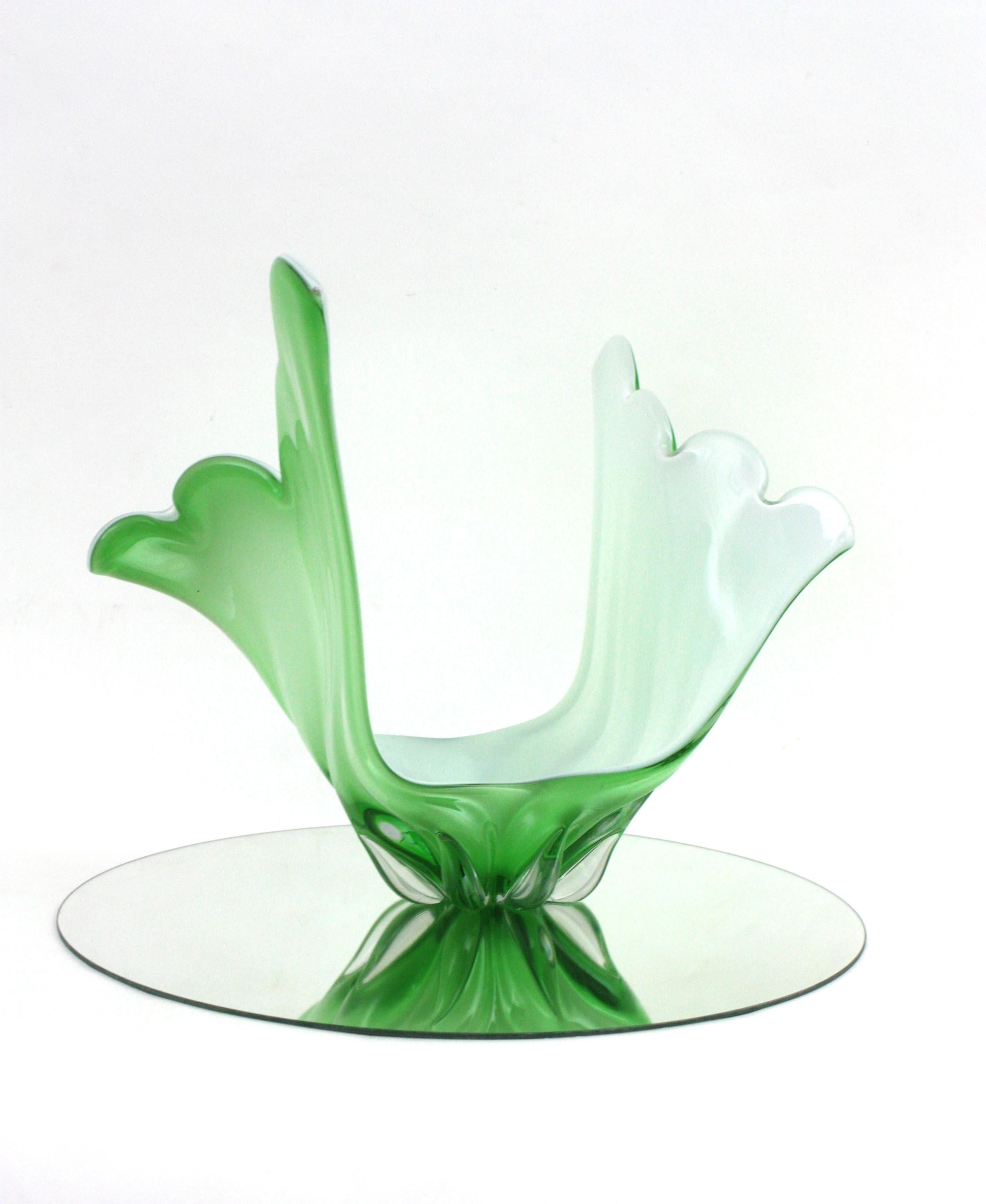 Murano Italian Modernist Green White Glass Centerpiece Vase en venta 6