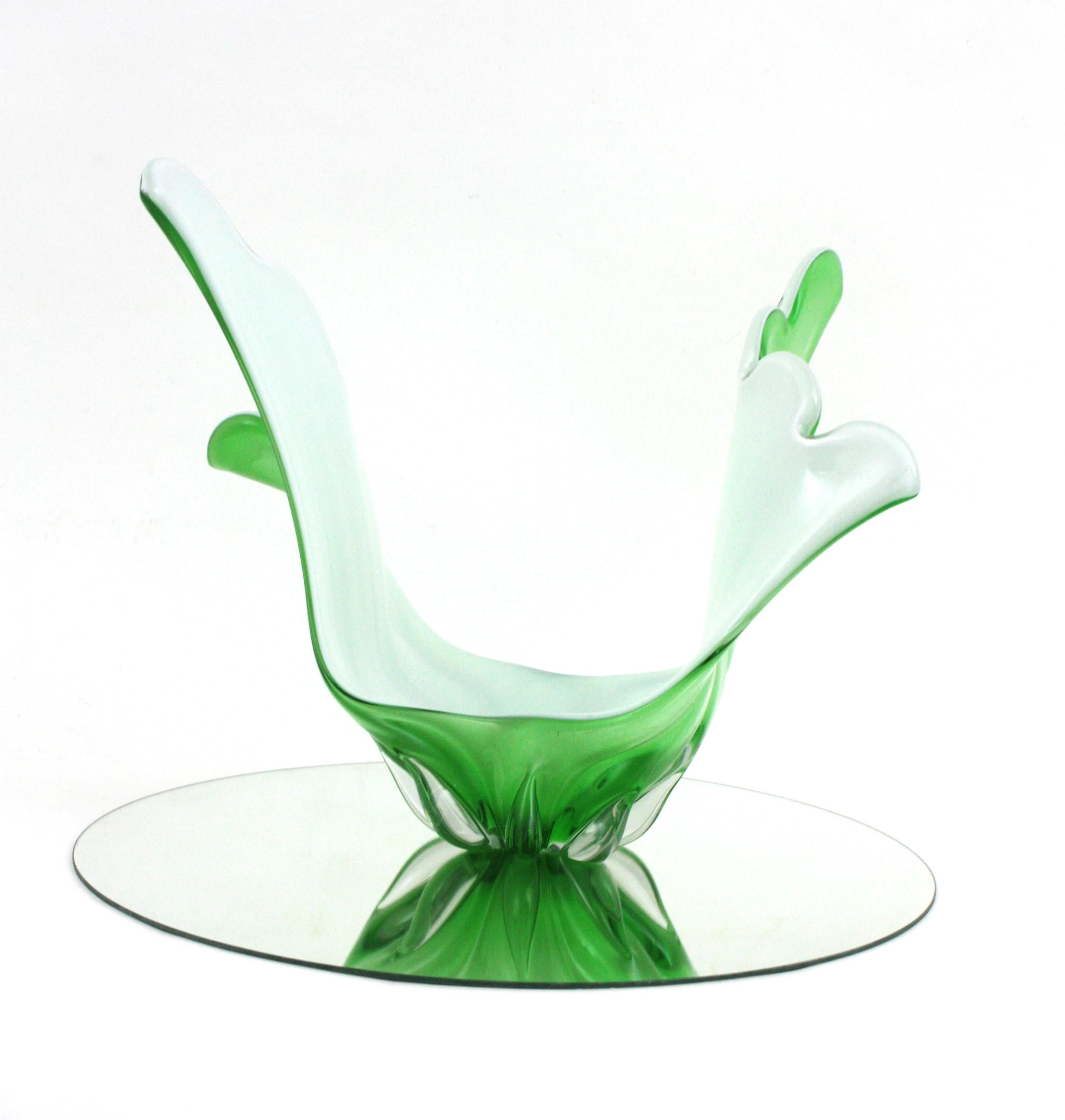 Murano Italian Modernist Green White Glass Centerpiece Vase en venta 8