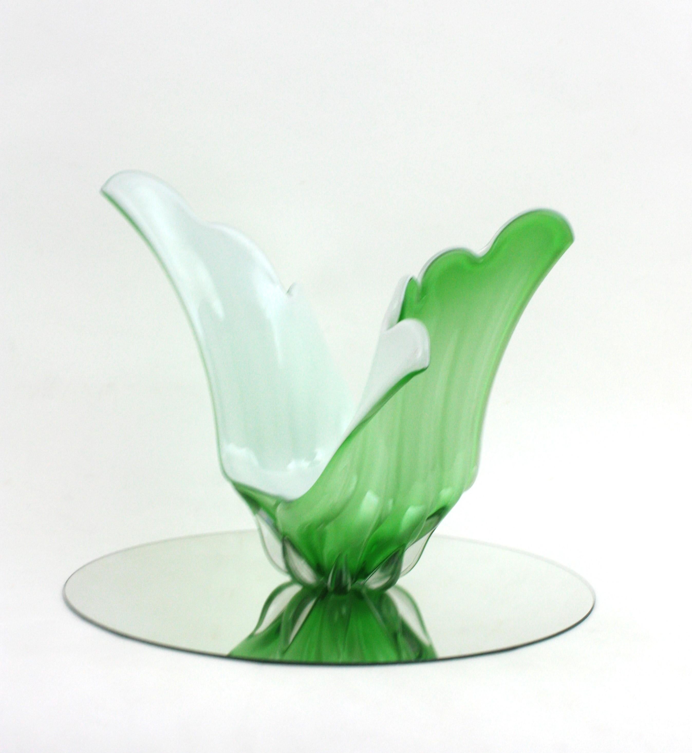 Murano Italian Modernist Green White Glass Centerpiece Vase en venta 9
