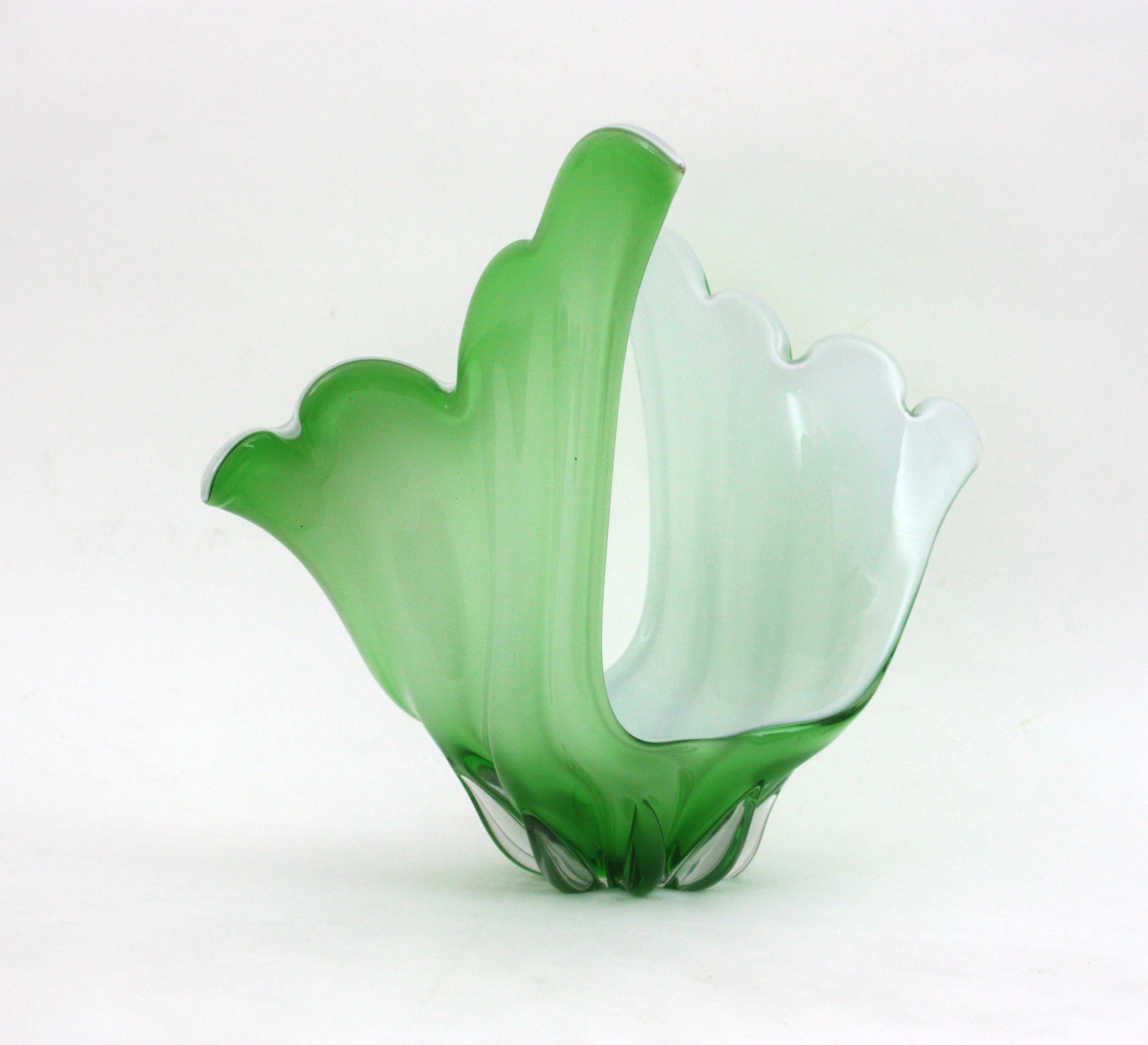 Murano Italian Modernist Green White Glass Centerpiece Vase en venta 10