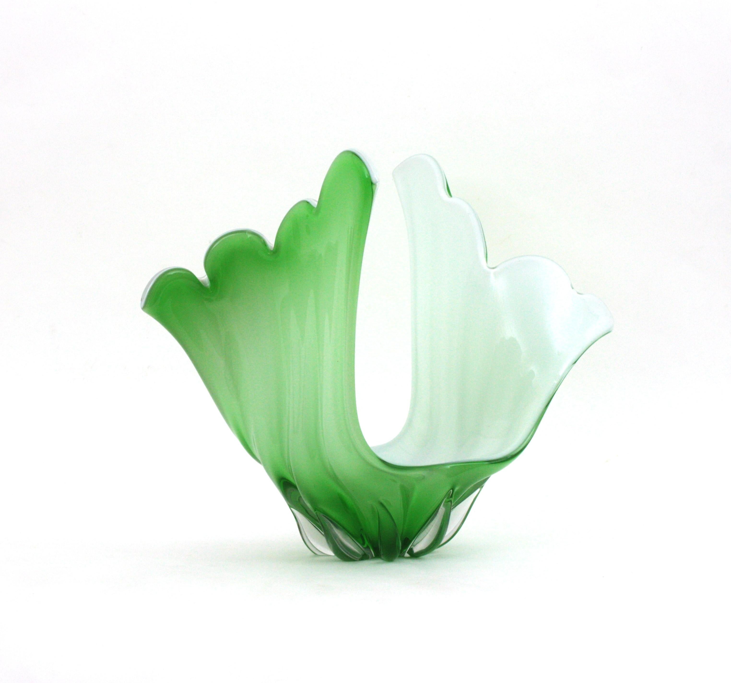 Murano Italian Modernist Green White Glass Centerpiece Vase en venta 11