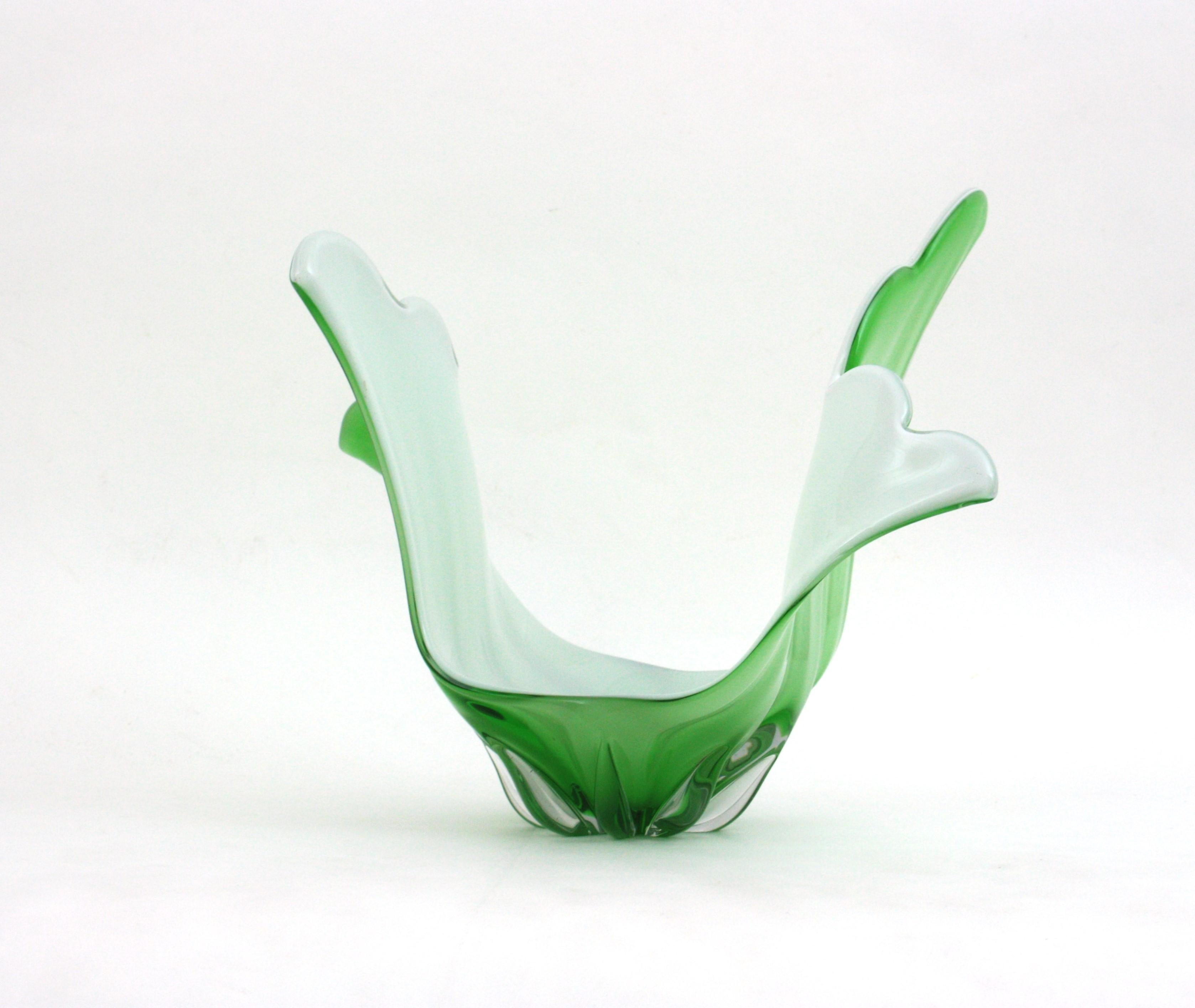 Murano Italian Modernist Green White Glass Centerpiece Vase en venta 12