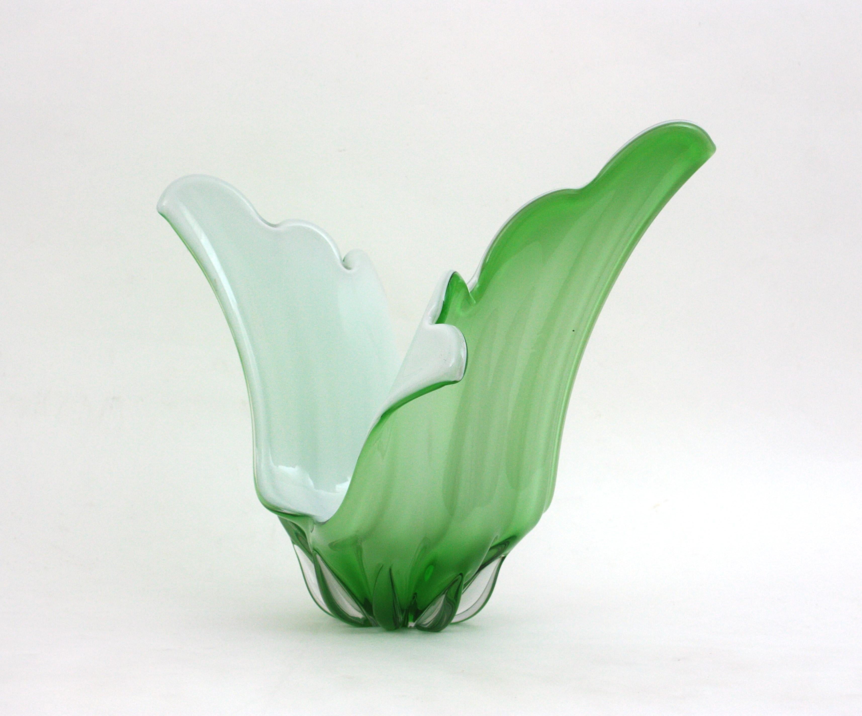 Murano Italian Modernist Green White Glass Centerpiece Vase Italiano en venta