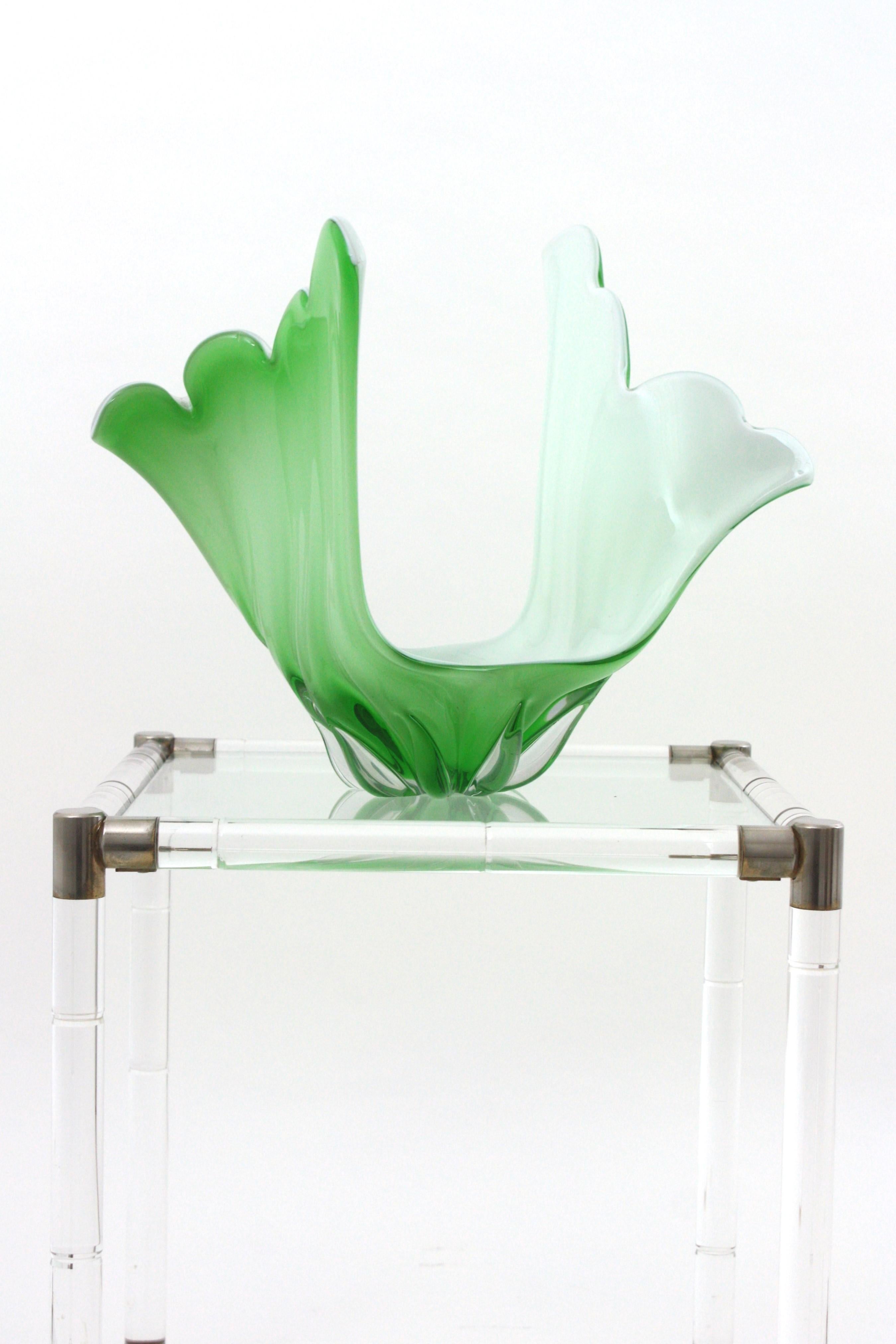 Murano Italian Modernist Green White Glass Centerpiece Vase Moderno de mediados de siglo en venta