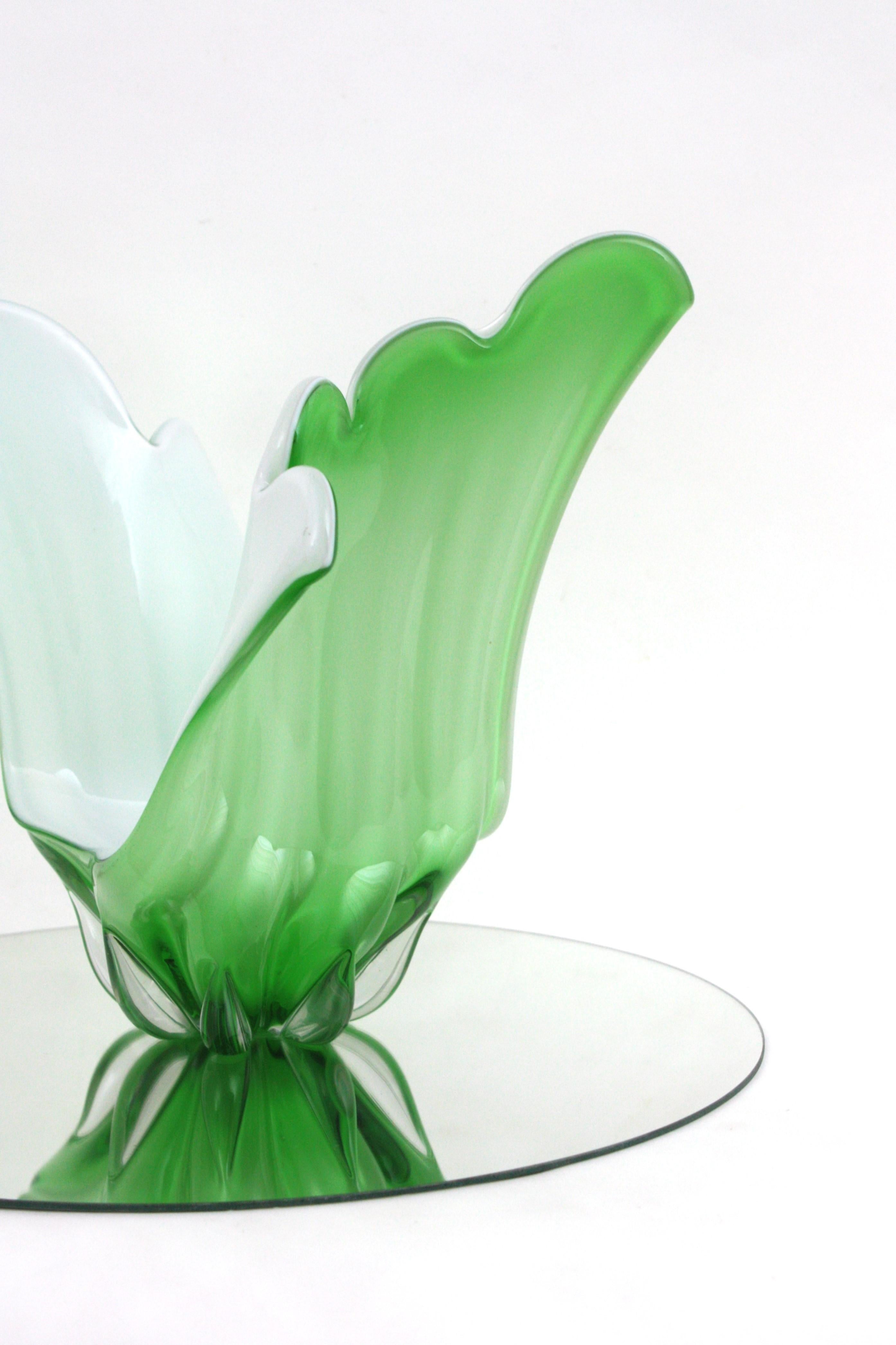 Murano Italian Modernist Green White Glass Centerpiece Vase Hecho a mano en venta