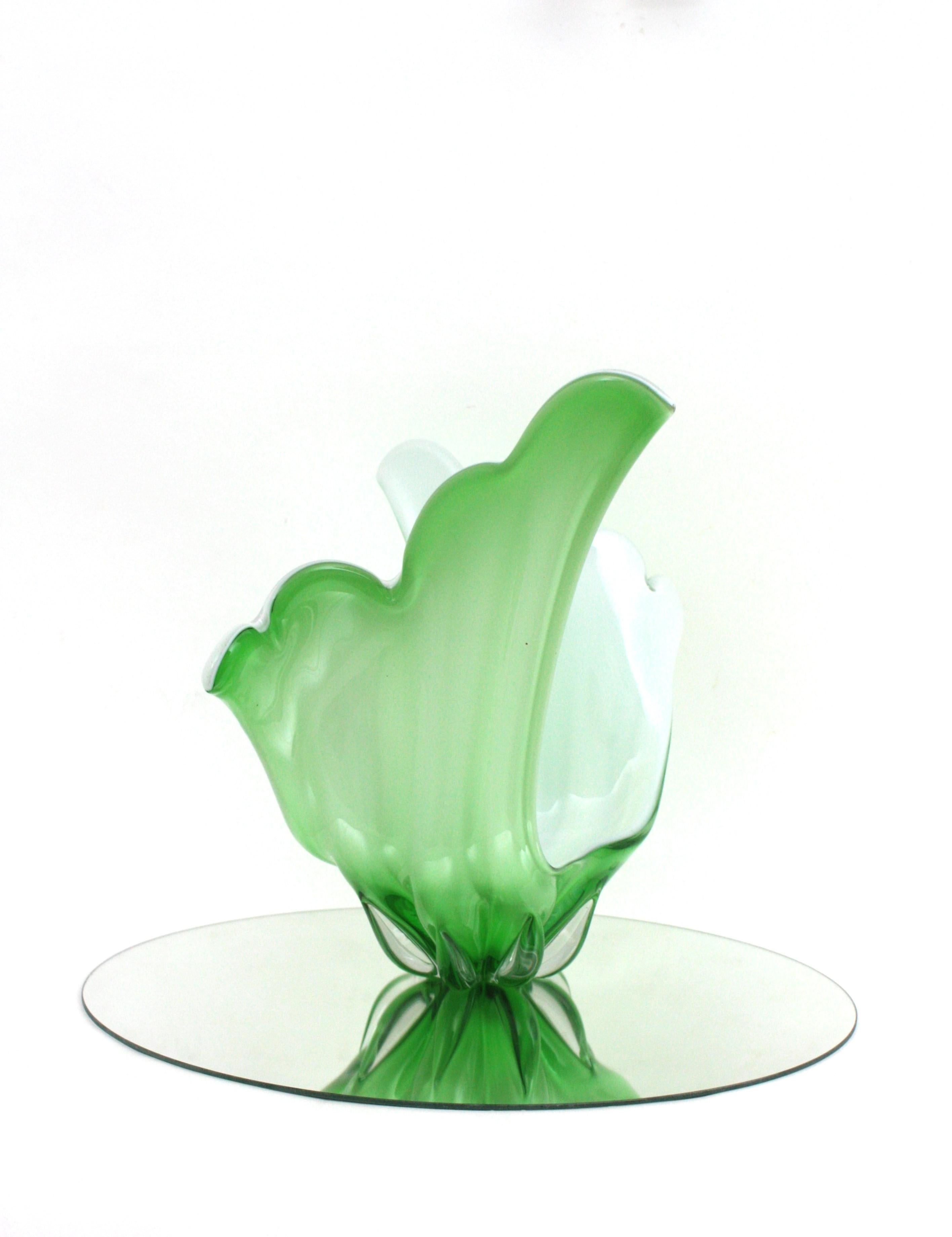 Murano Italian Modernist Green White Glass Centerpiece Vase en Excelente estado para la venta en Barcelona, ES
