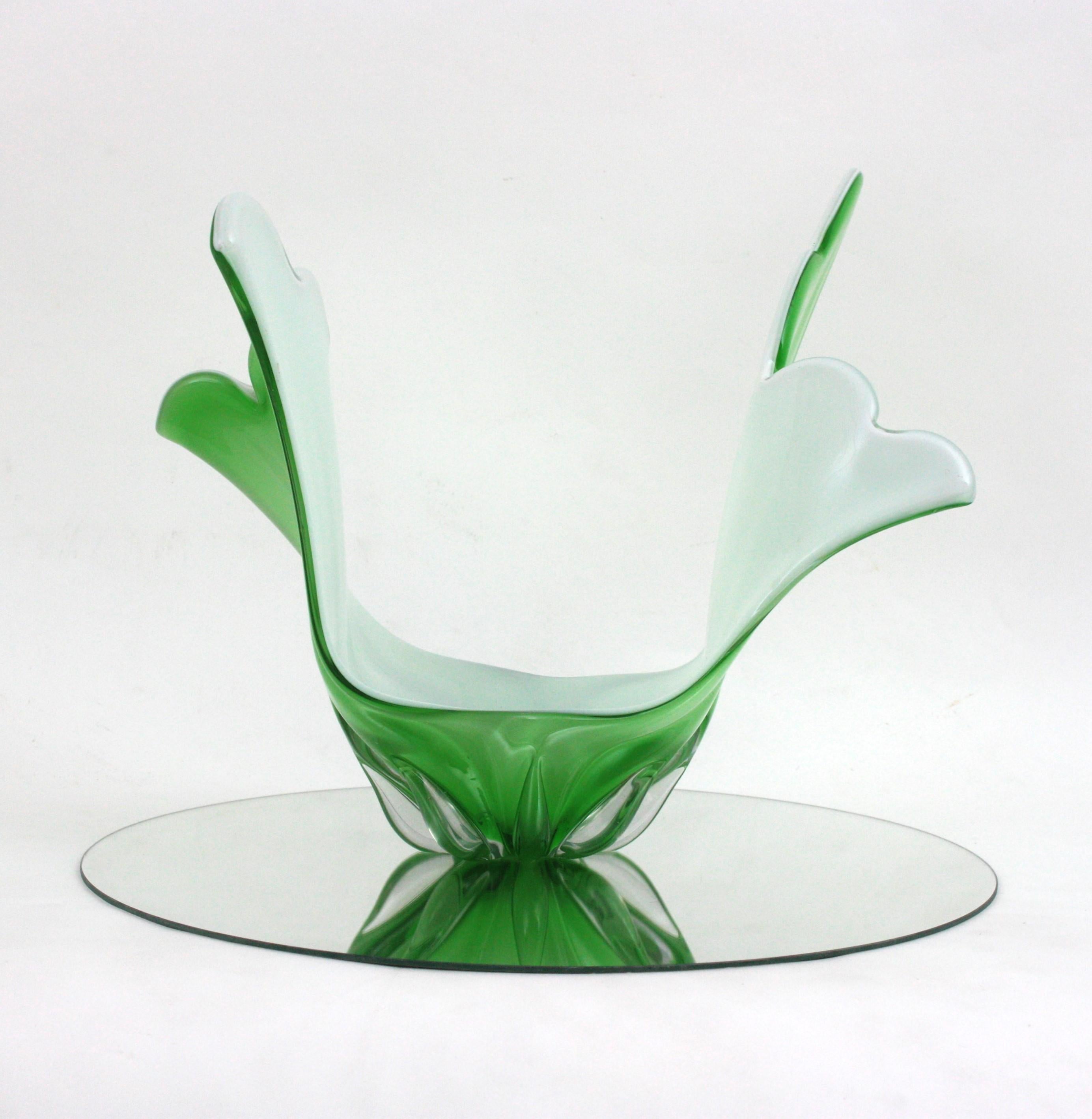 Murano Italian Modernist Green White Glass Centerpiece Vase siglo XX en venta