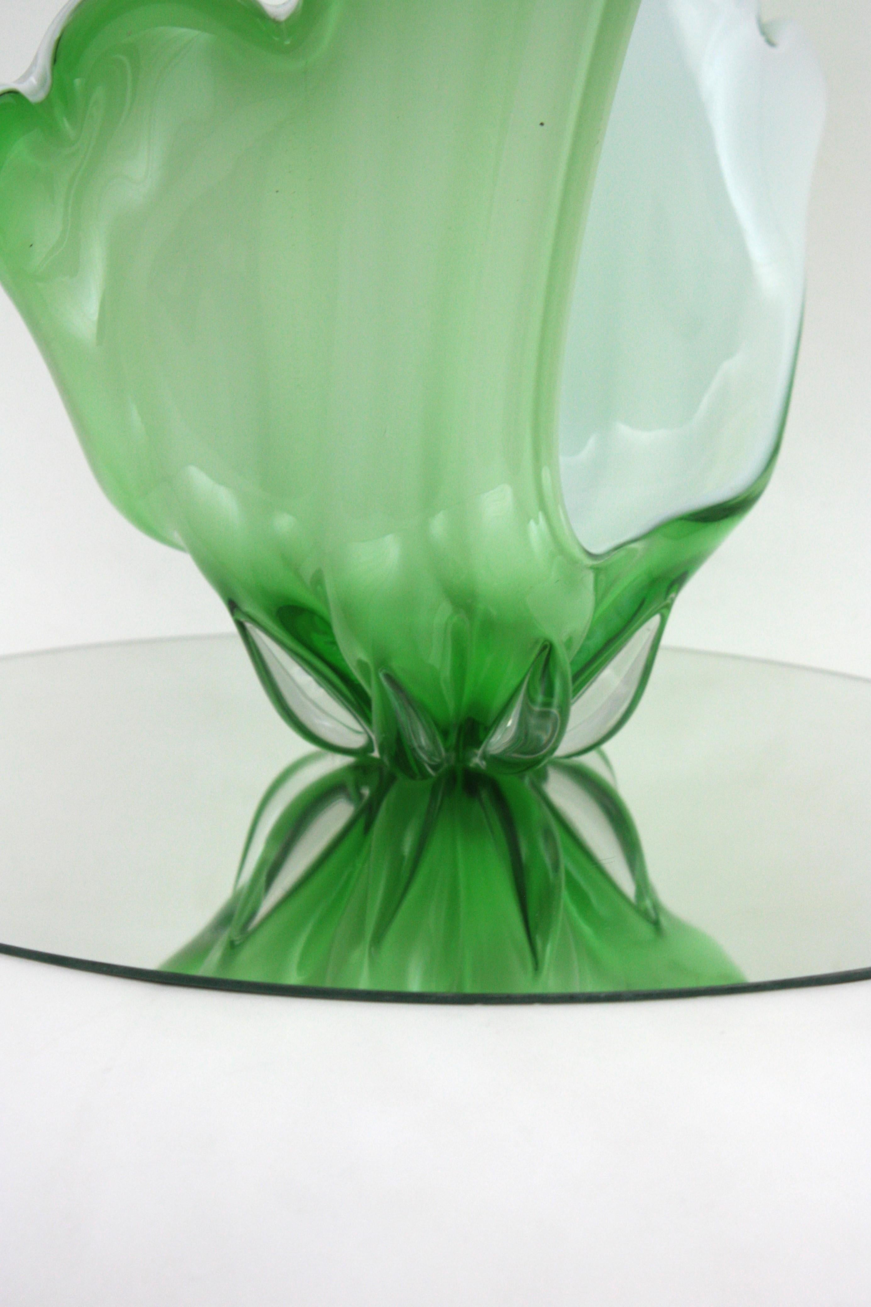 Murano Italian Modernist Green White Glass Centerpiece Vase en venta 3
