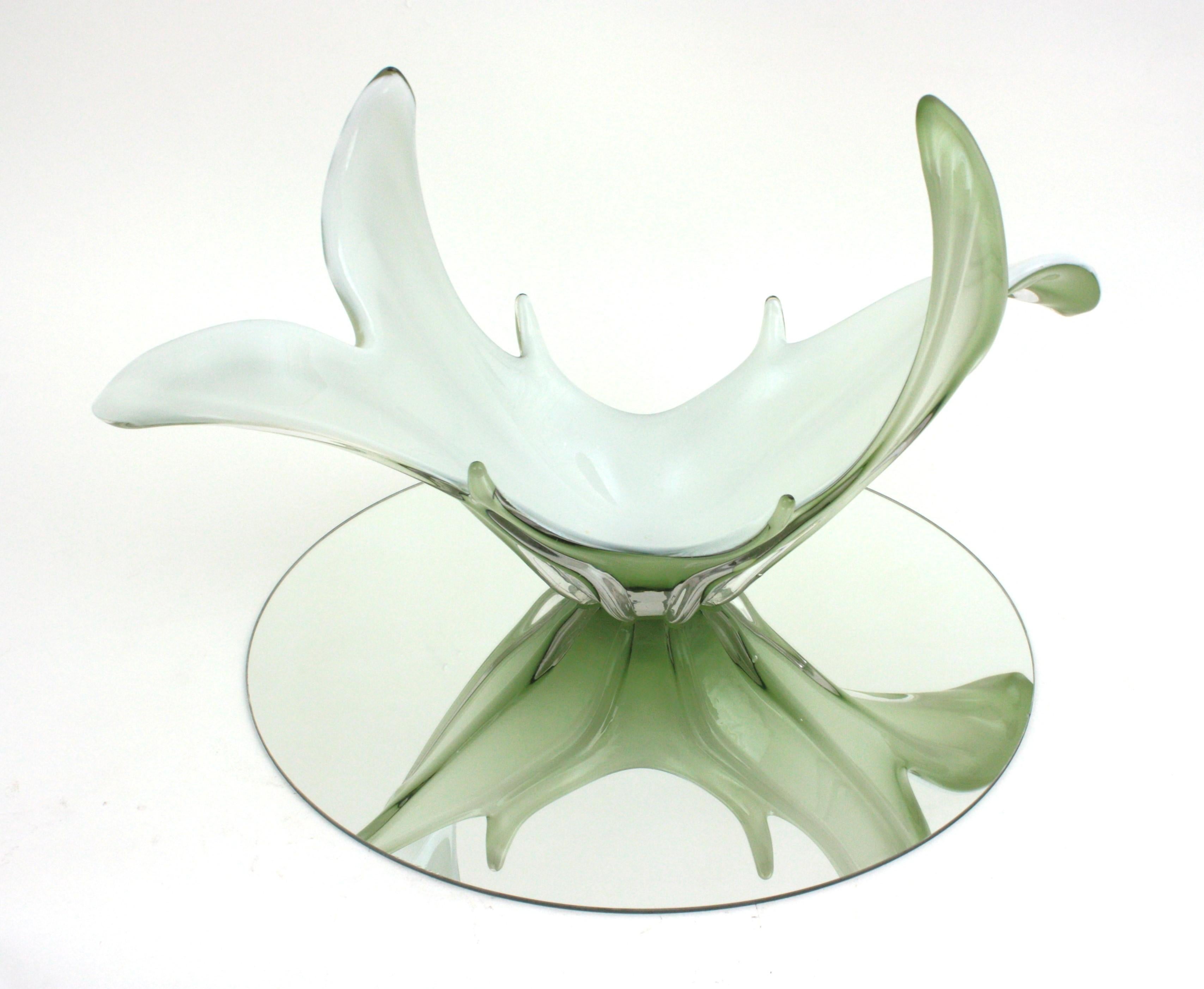 Vase de centre de table moderniste italien en verre de Murano vert pâle et blanc  en vente 3