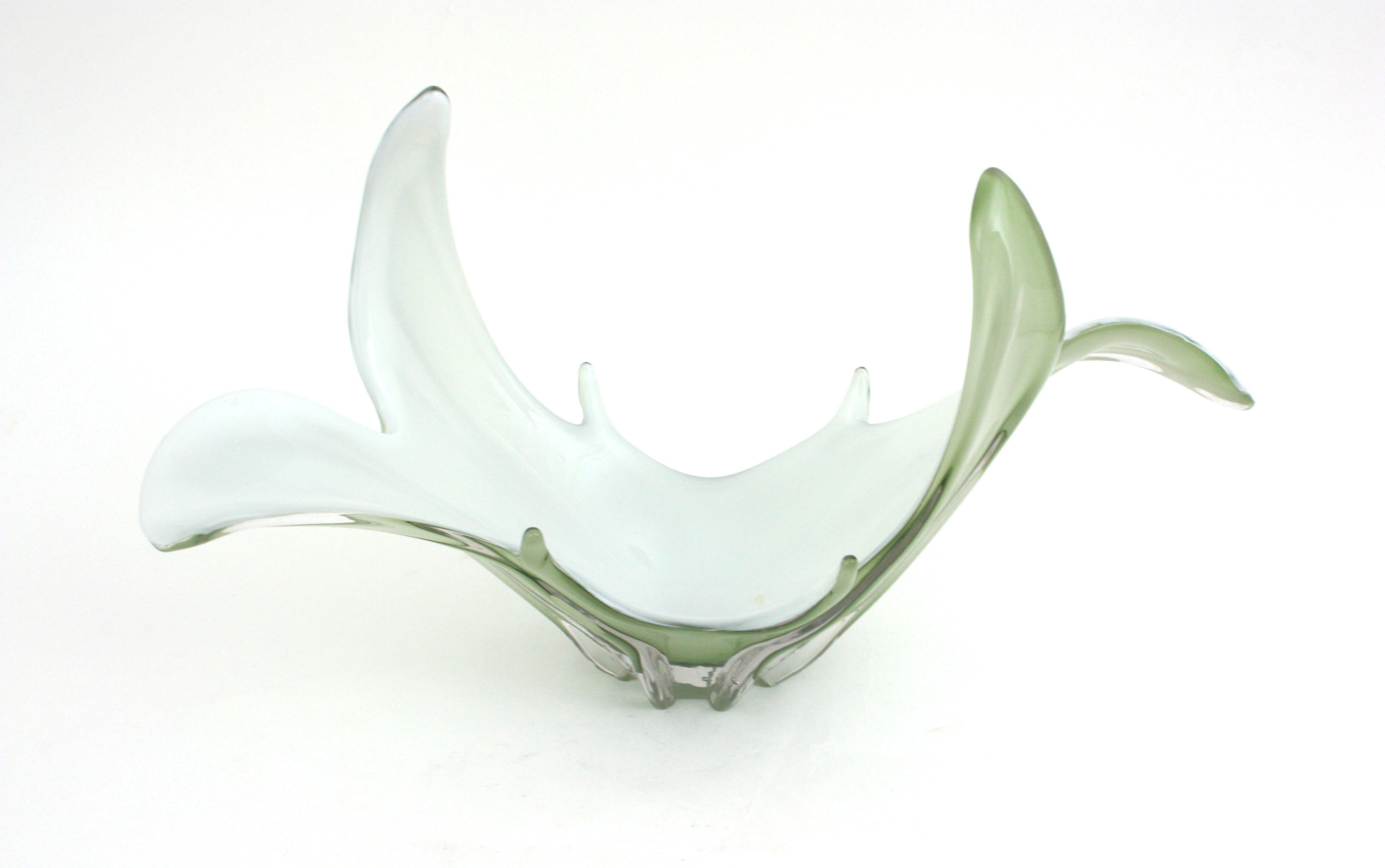 Vase de centre de table moderniste italien en verre de Murano vert pâle et blanc  en vente 7
