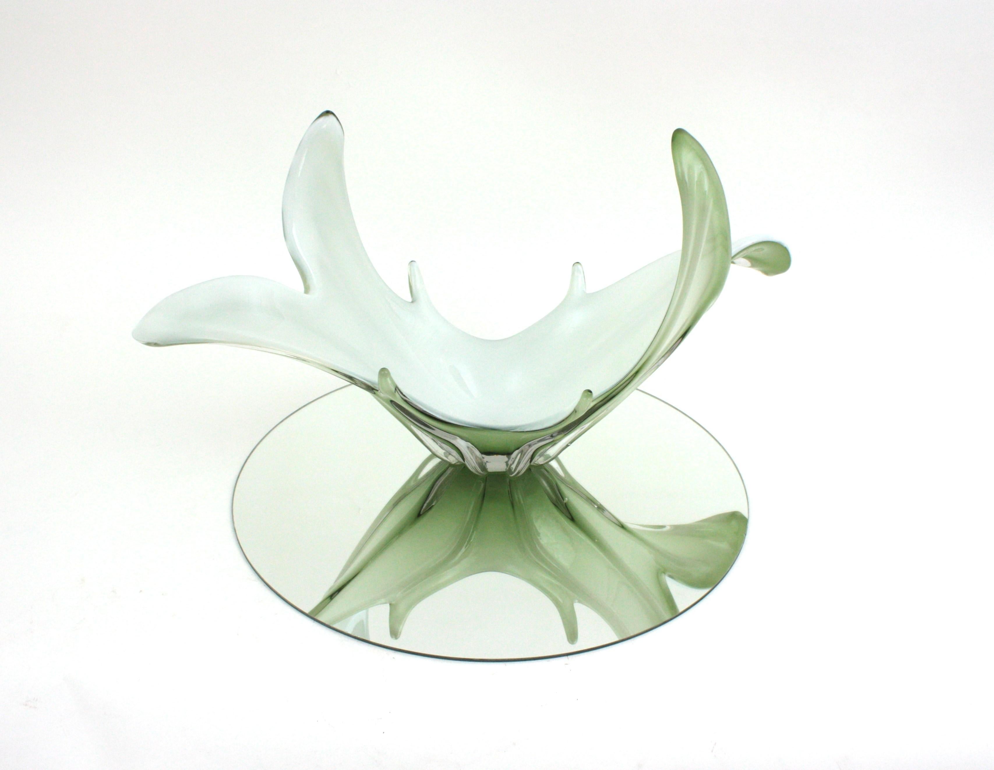 Vase de centre de table moderniste italien en verre de Murano vert pâle et blanc  en vente 9