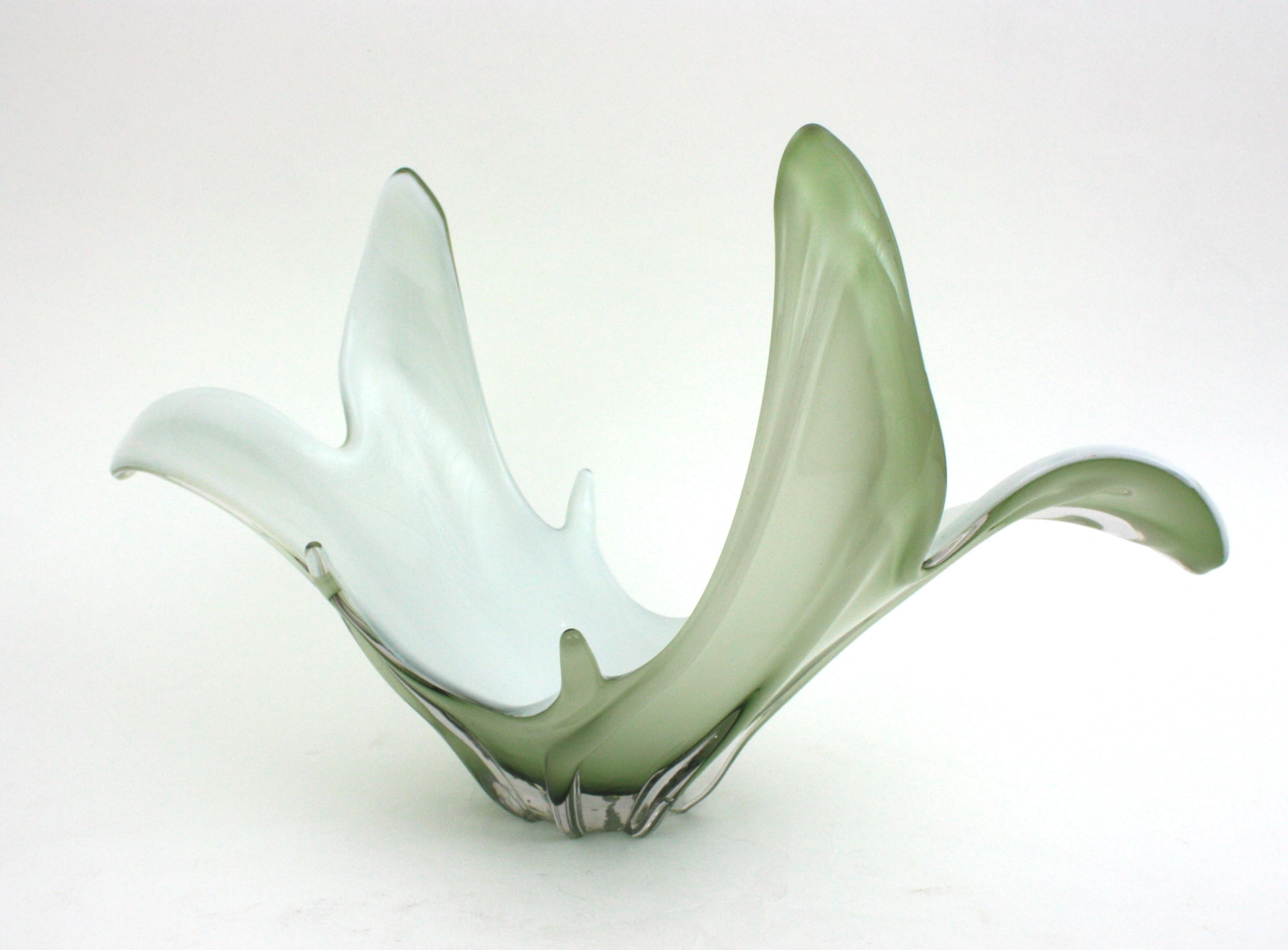 20ième siècle Vase de centre de table moderniste italien en verre de Murano vert pâle et blanc  en vente