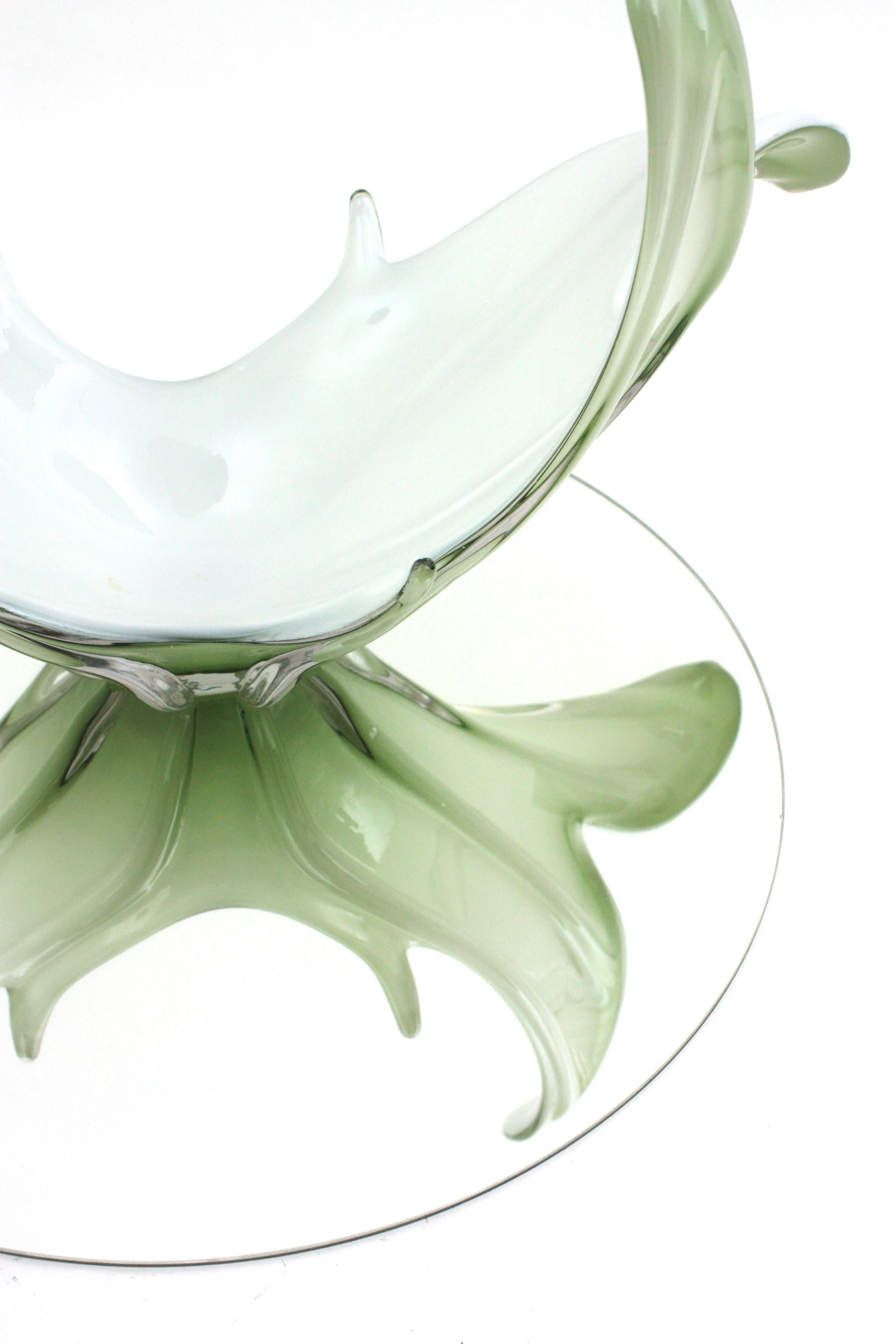 Verre d'art Vase de centre de table moderniste italien en verre de Murano vert pâle et blanc  en vente