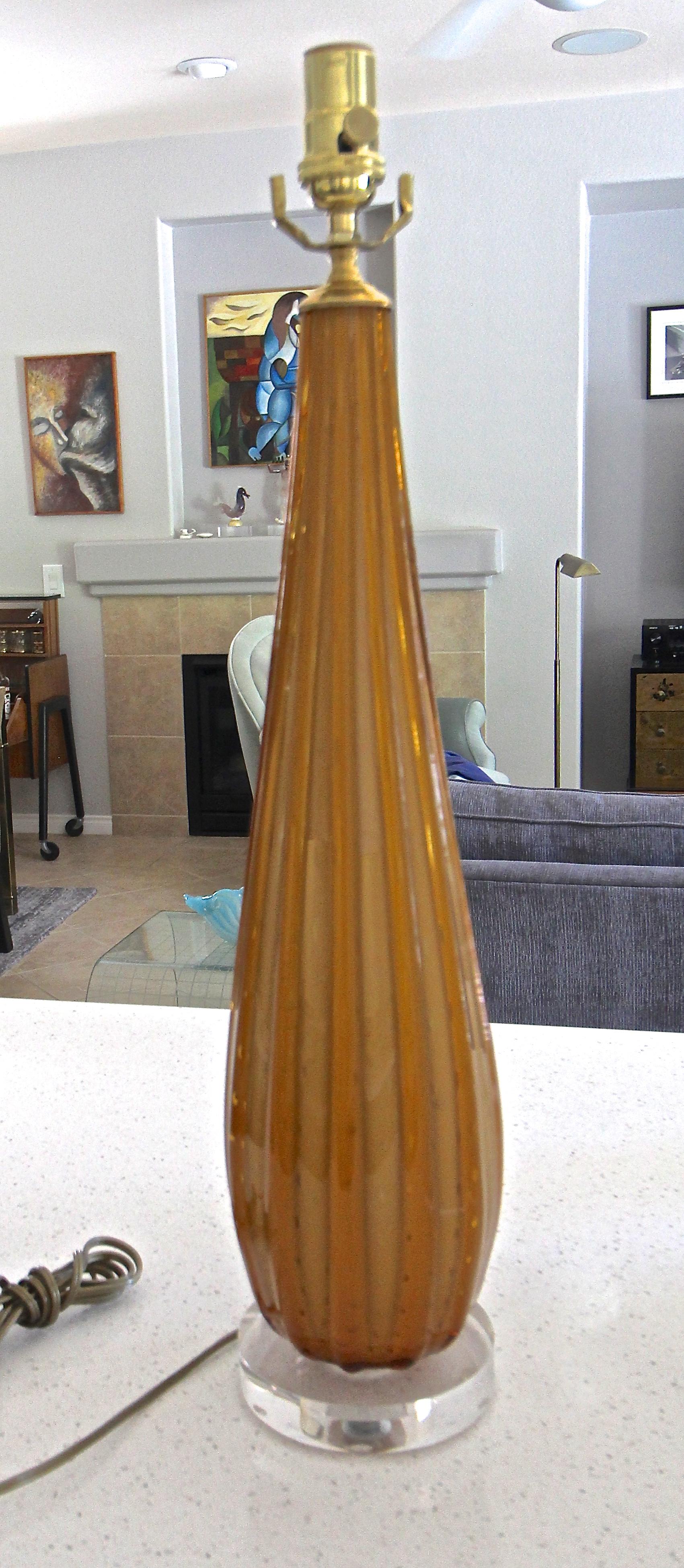 Lampe de bureau italienne en verre de Murano côtelé orange en vente 8