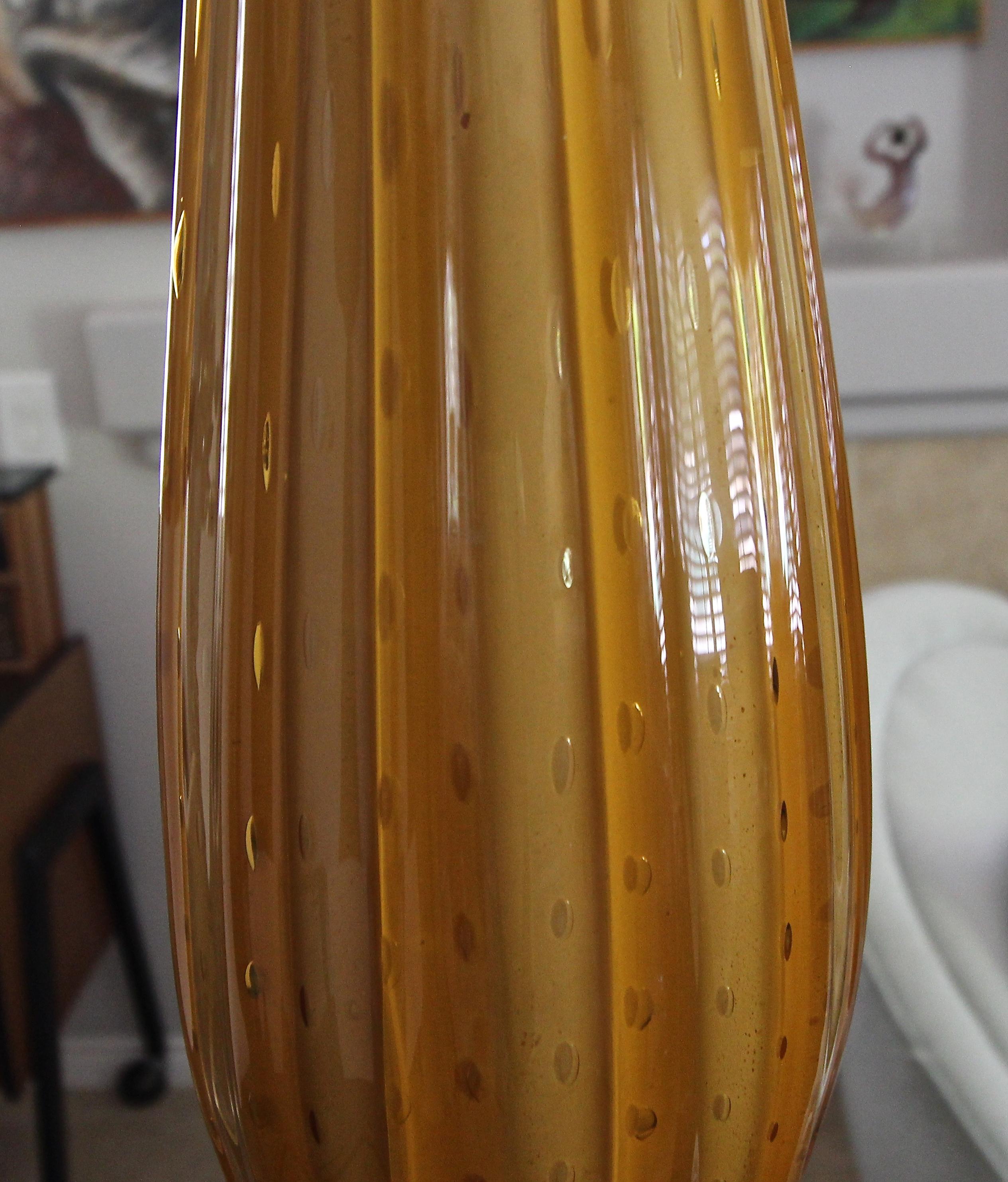 Lampe de bureau italienne en verre de Murano côtelé orange en vente 4
