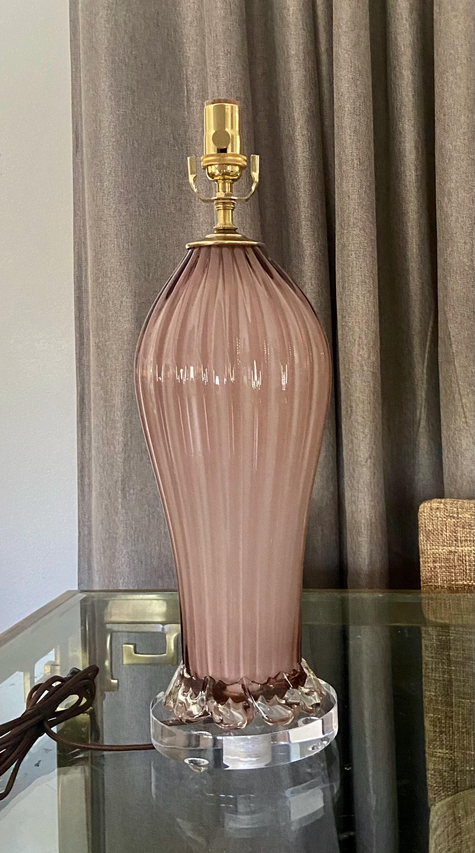 Murano ribbed pinkish/mauve colored glass table lamp. Newly wired for US on custom acrylic base with new brass including 3 way socket and rayon covered cord.

Measures: 21