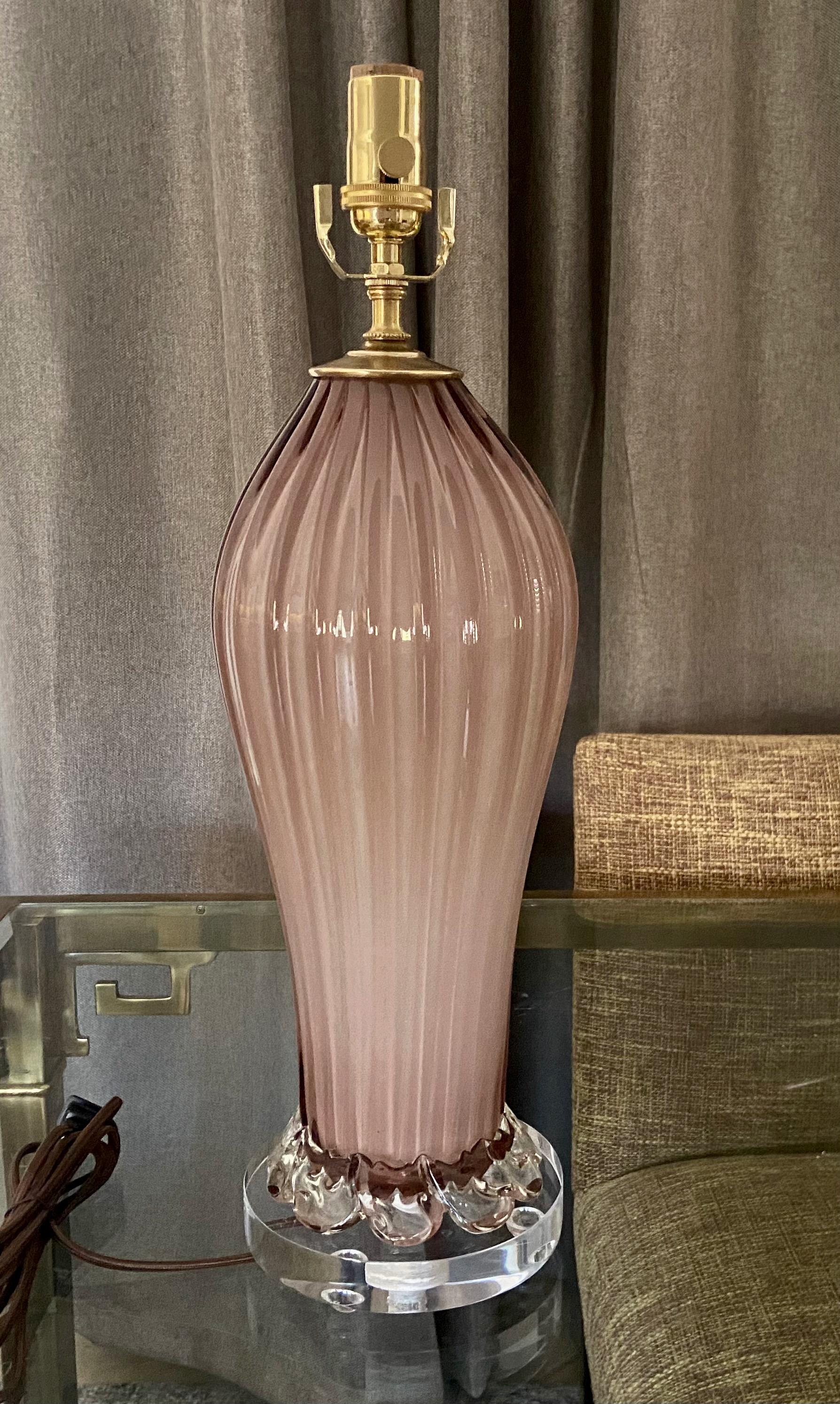 Murano Italian Pink Mauve Ribbed Glass Table Lamp In Good Condition In Palm Springs, CA