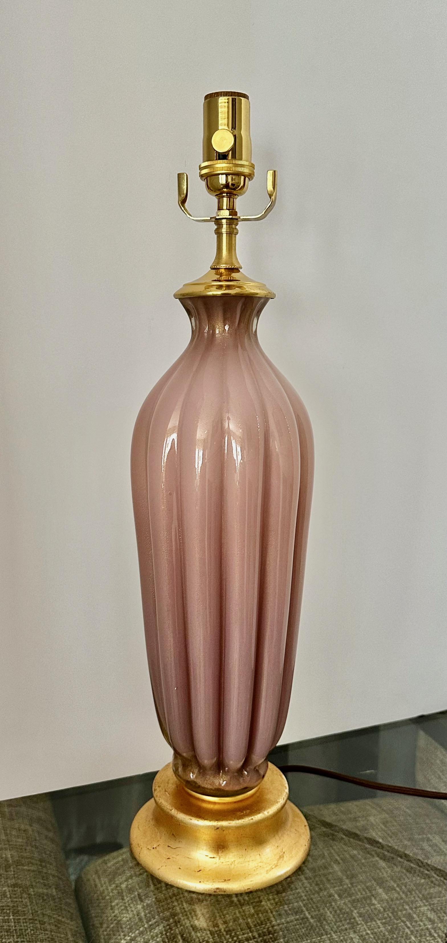 Murano Italian Pink Mauve Ribbed Glass Table Lamp In Good Condition For Sale In Palm Springs, CA
