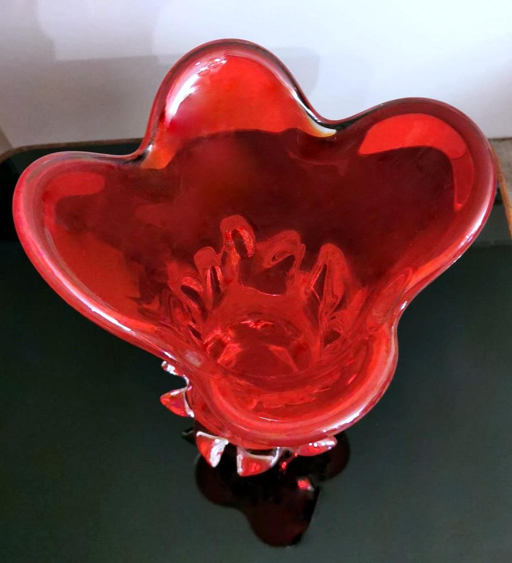 Vase italien vintage de Murano soufflé à la main rouge rubis, modèle Spike, soufflé à la main en vente 3