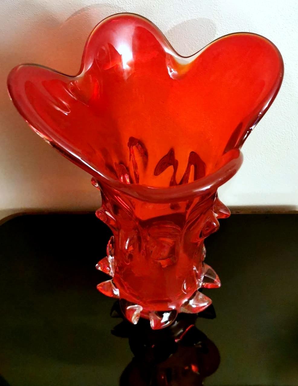 Vase italien vintage de Murano soufflé à la main rouge rubis, modèle Spike, soufflé à la main en vente 4