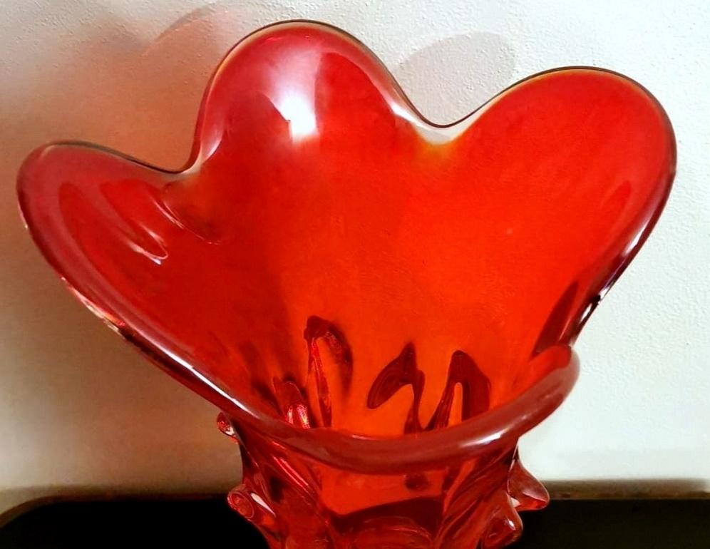 Vase italien vintage de Murano soufflé à la main rouge rubis, modèle Spike, soufflé à la main en vente 6