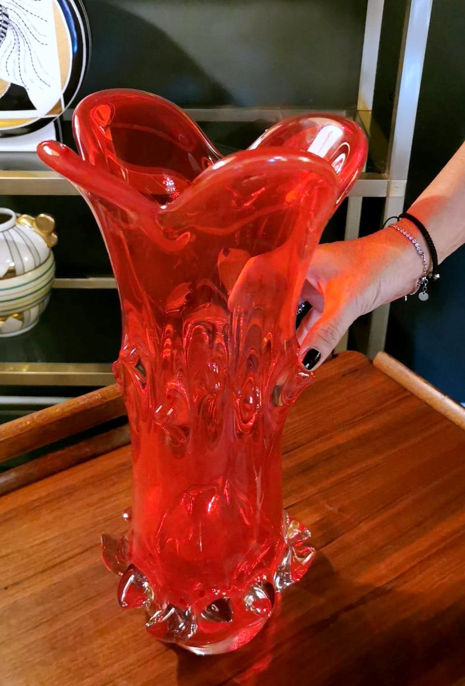 Vase italien vintage de Murano soufflé à la main rouge rubis, modèle Spike, soufflé à la main en vente 8