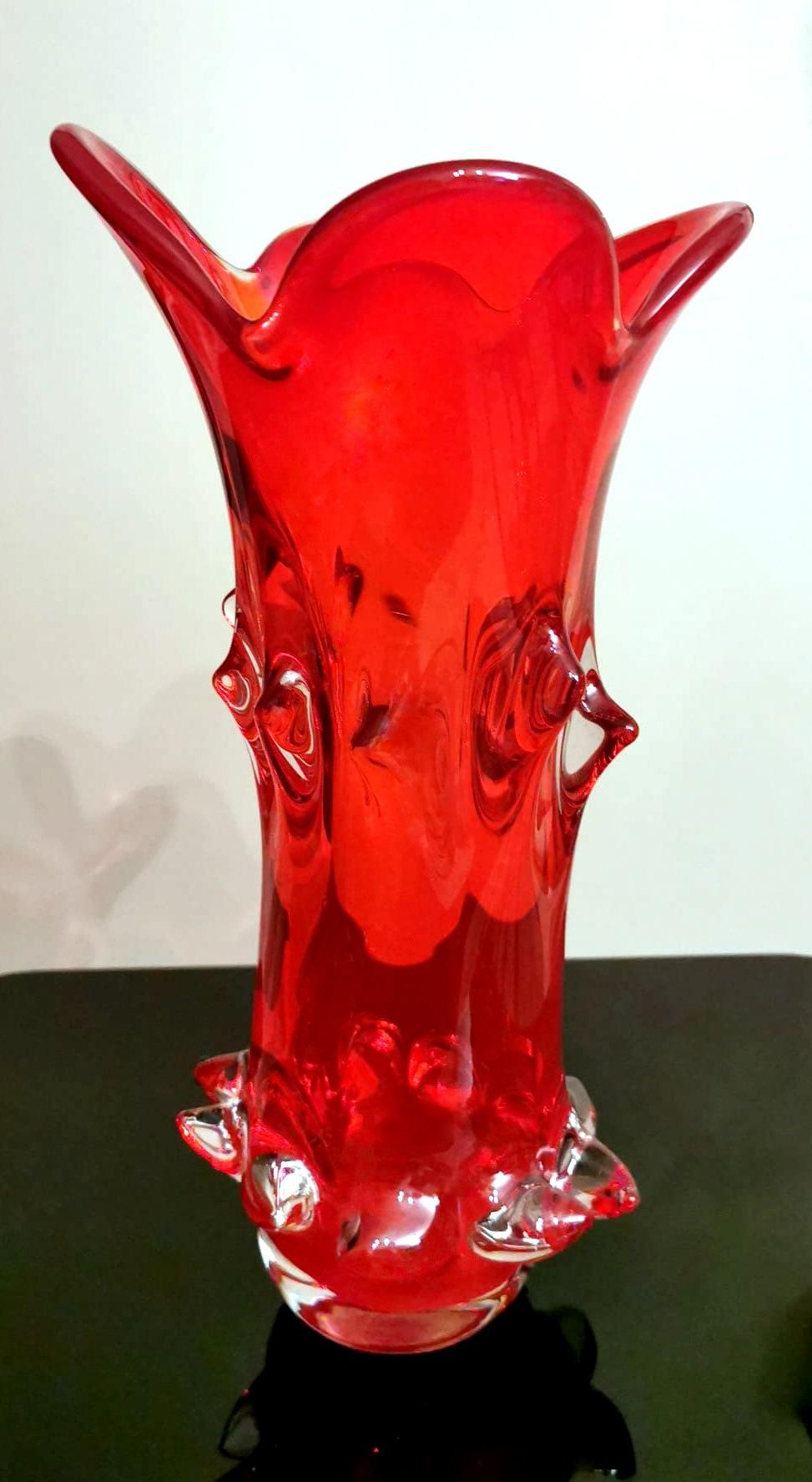 Mid-Century Modern Vase italien vintage de Murano soufflé à la main rouge rubis, modèle Spike, soufflé à la main en vente