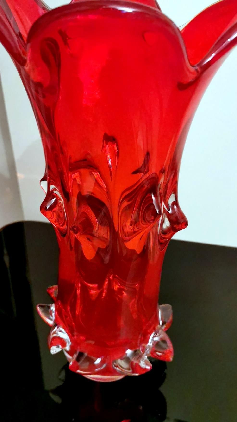 Fait main Vase italien vintage de Murano soufflé à la main rouge rubis, modèle Spike, soufflé à la main en vente