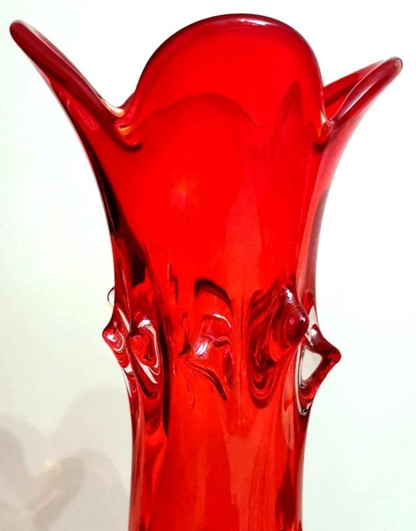 Vase italien vintage de Murano soufflé à la main rouge rubis, modèle Spike, soufflé à la main Bon état - En vente à Prato, Tuscany