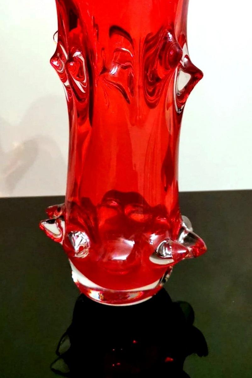 20ième siècle Vase italien vintage de Murano soufflé à la main rouge rubis, modèle Spike, soufflé à la main en vente
