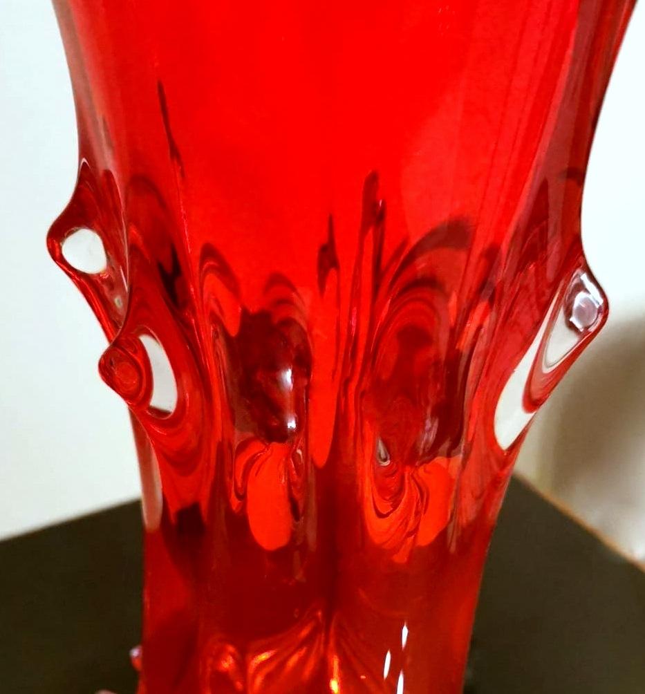 Verre brun Vase italien vintage de Murano soufflé à la main rouge rubis, modèle Spike, soufflé à la main en vente