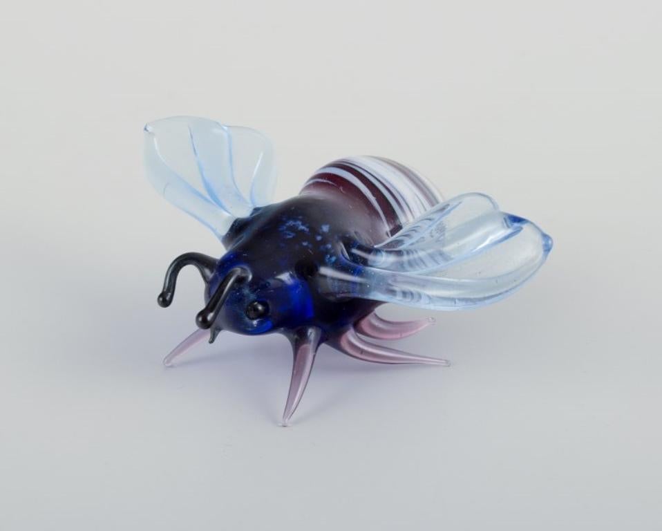 Murano, Italy. A collection of four miniature glass figurines of bees. In Excellent Condition For Sale In Copenhagen, DK