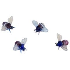 Murano, Italien. Eine Sammlung von vier Miniatur-Glasfiguren von Bienen.