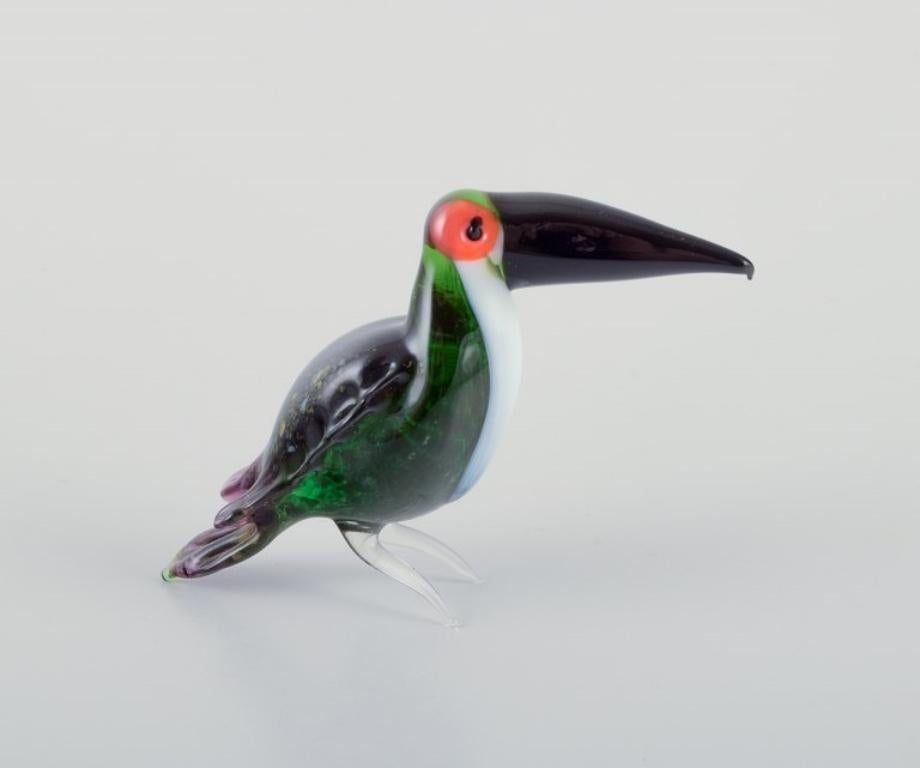 Murano, Italie. Collectional de trois figurines miniatures d'oiseaux en verre d'art coloré.
Années 1960/1970.
Le plus grand mesure : H 8,2 cm x L 6,0 cm.
En parfait état.
