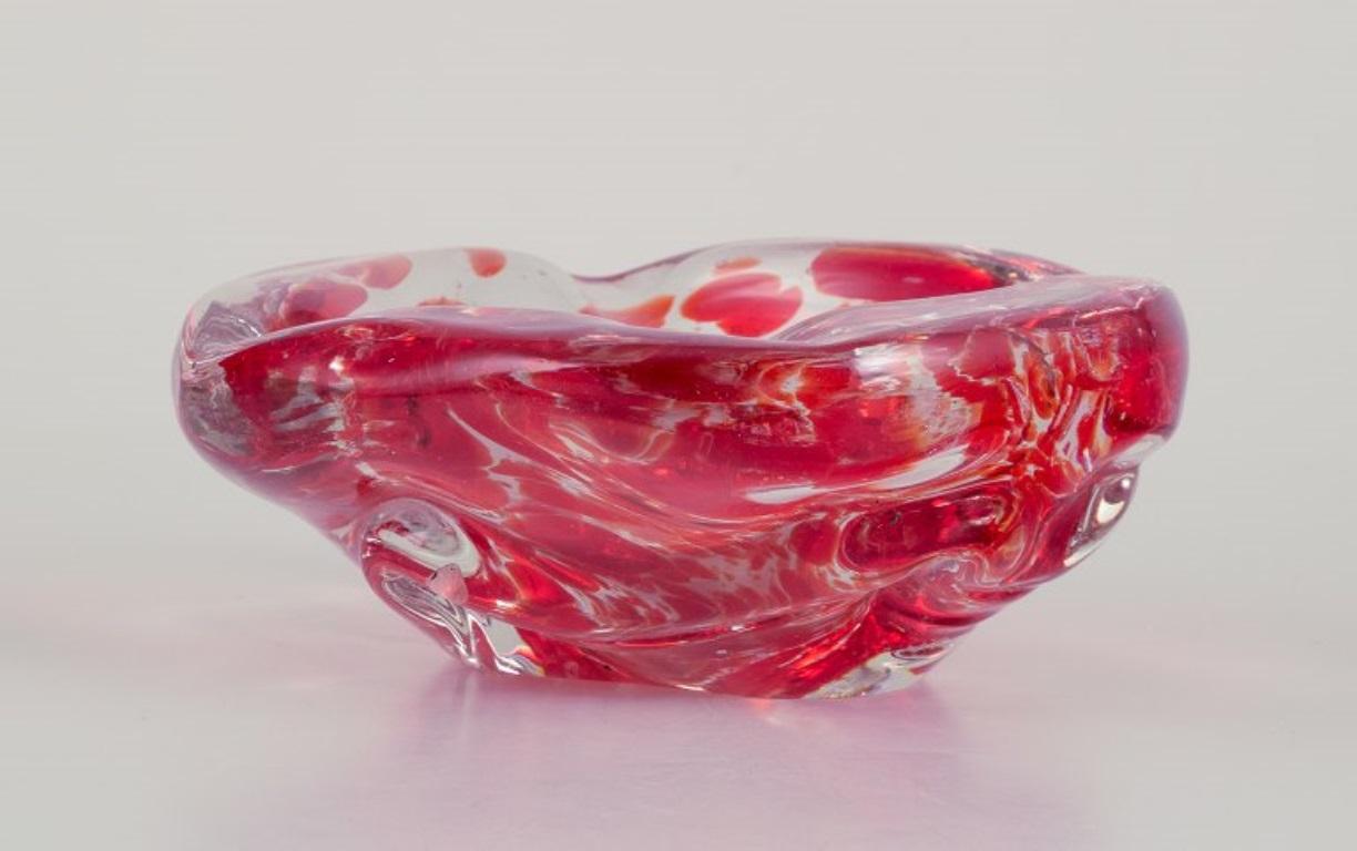 Italian Murano, Italy. Art glass bowl. Clear and red glass with air bubbles inside. For Sale